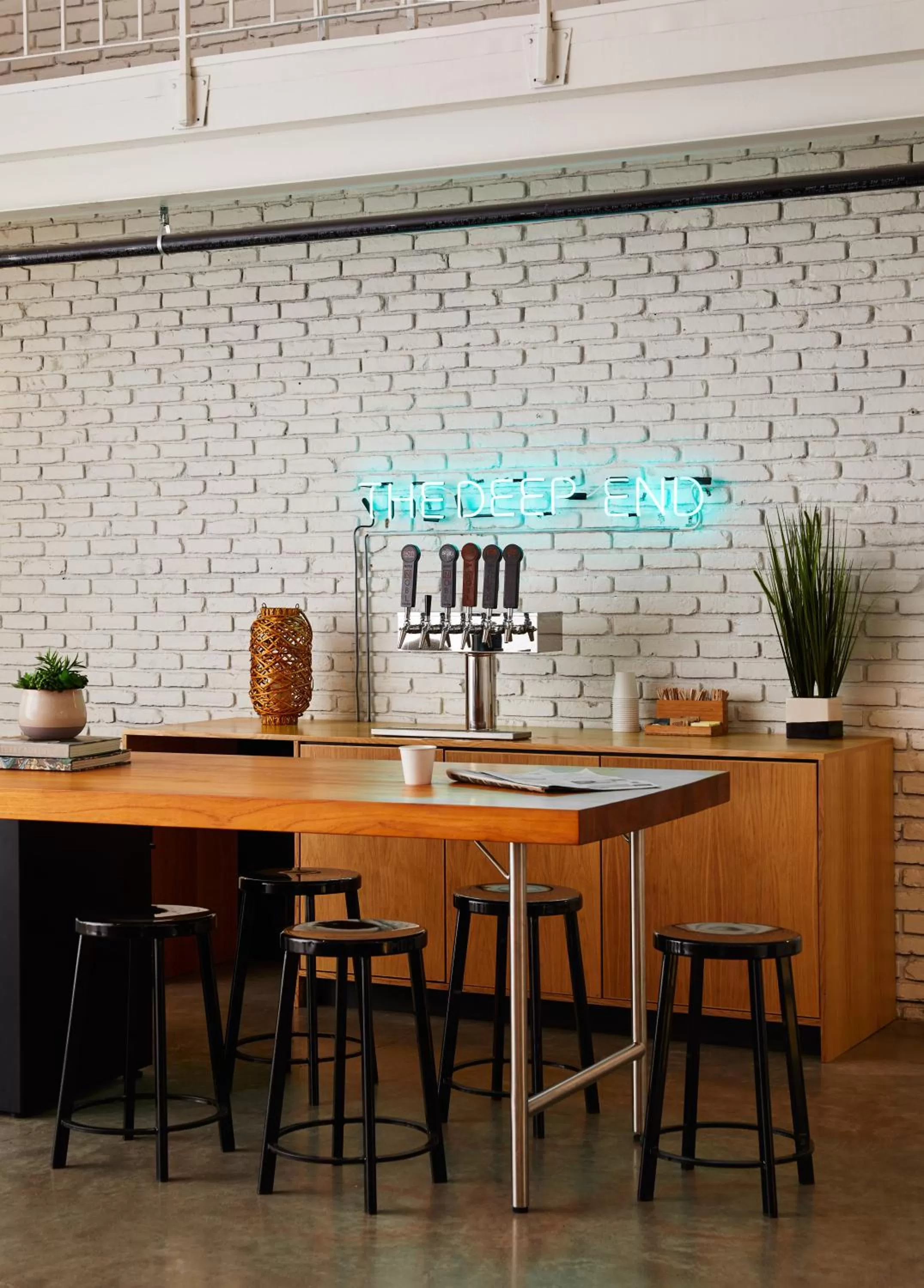 Lounge or bar in Bluebird Spa City Motor Lodge