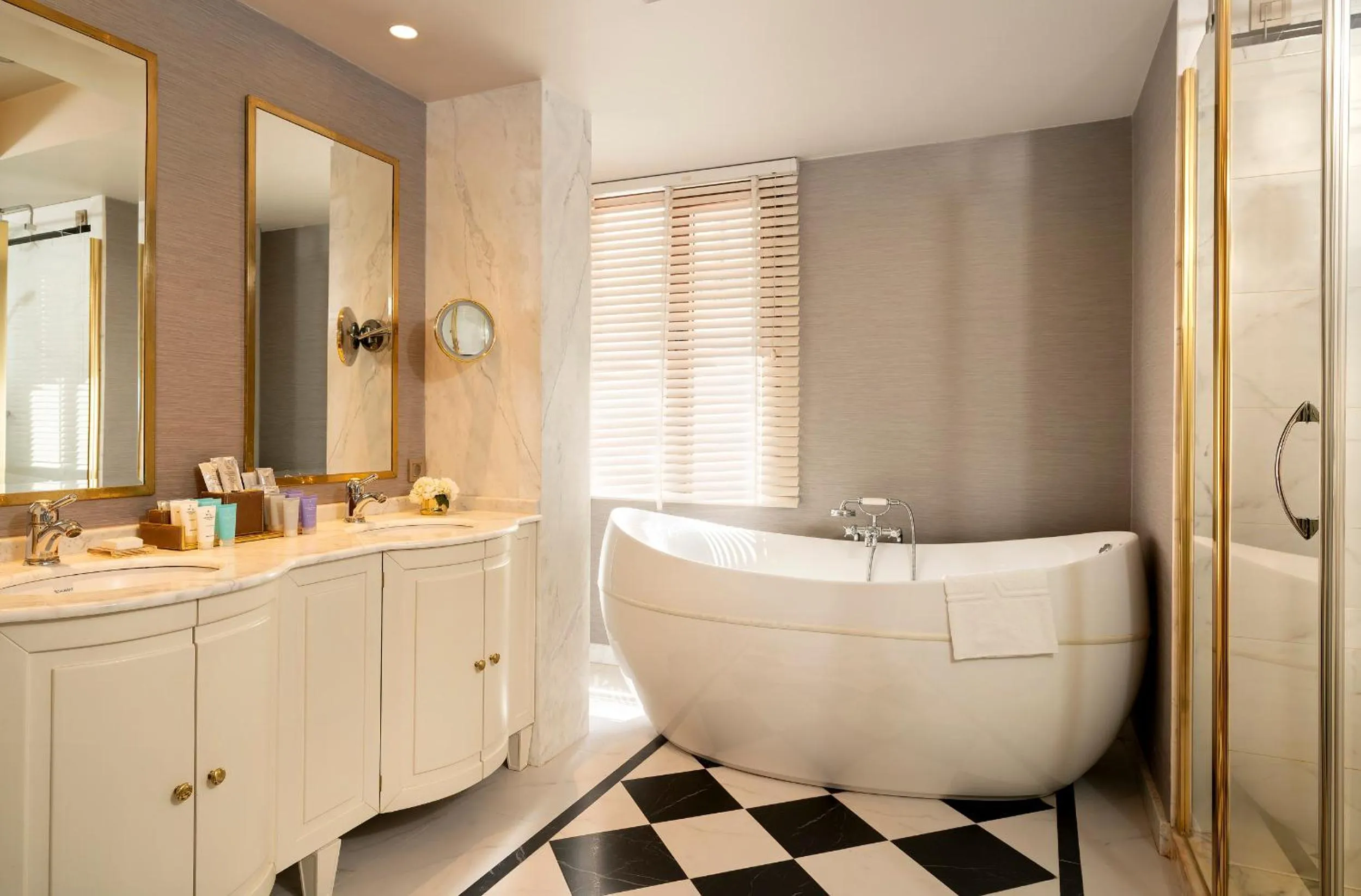 Hot Tub in Rixos Pera Istanbul