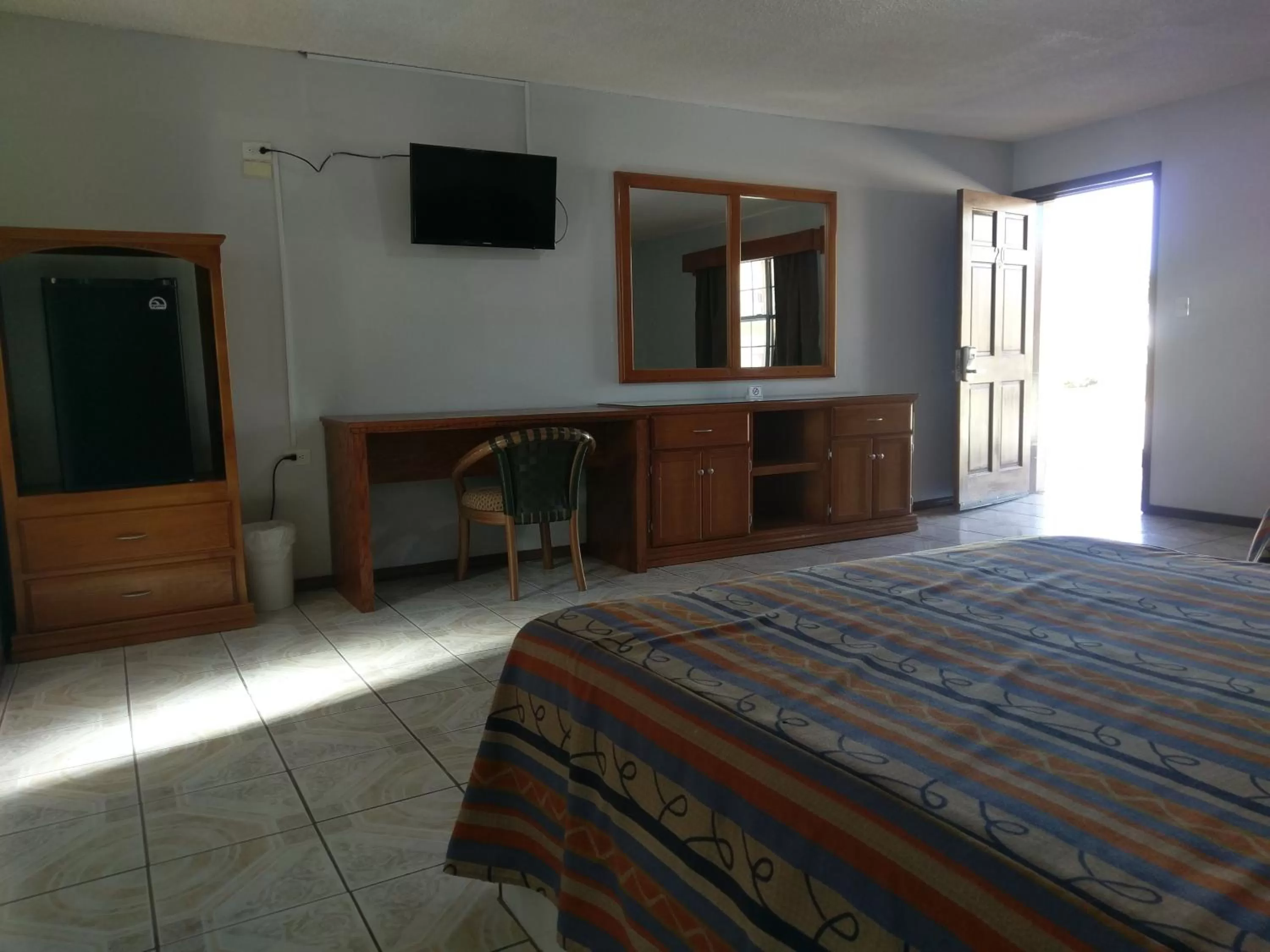 Bedroom, TV/Entertainment Center in Hotel del Camino