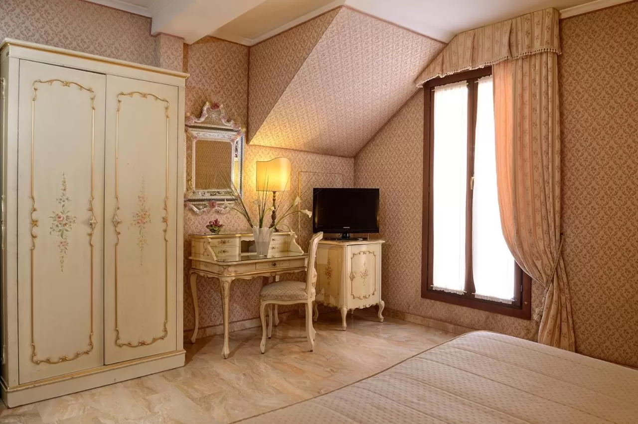 Seating area, Bed in Hotel Canaletto