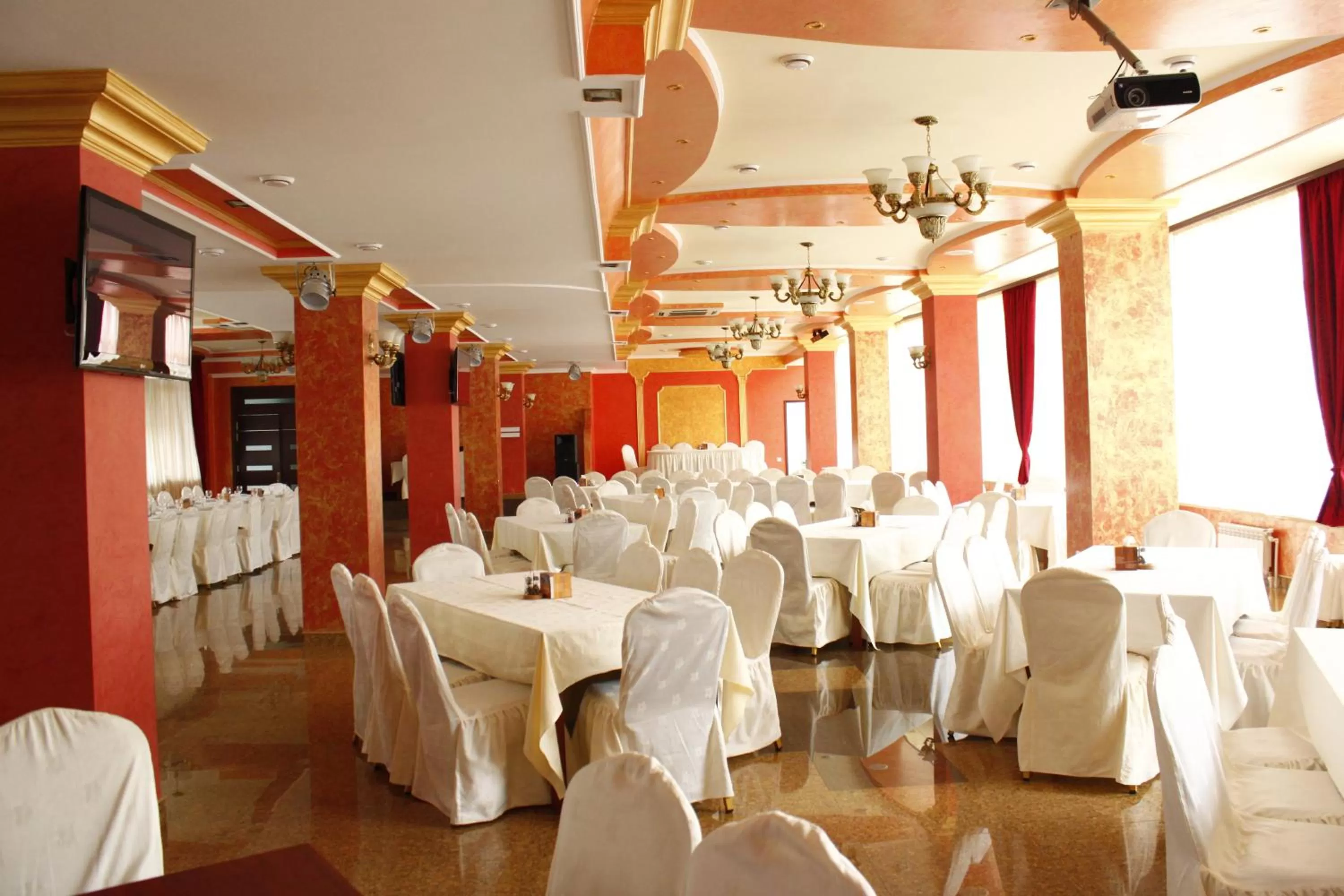 Restaurant/places to eat in Diana Hotel