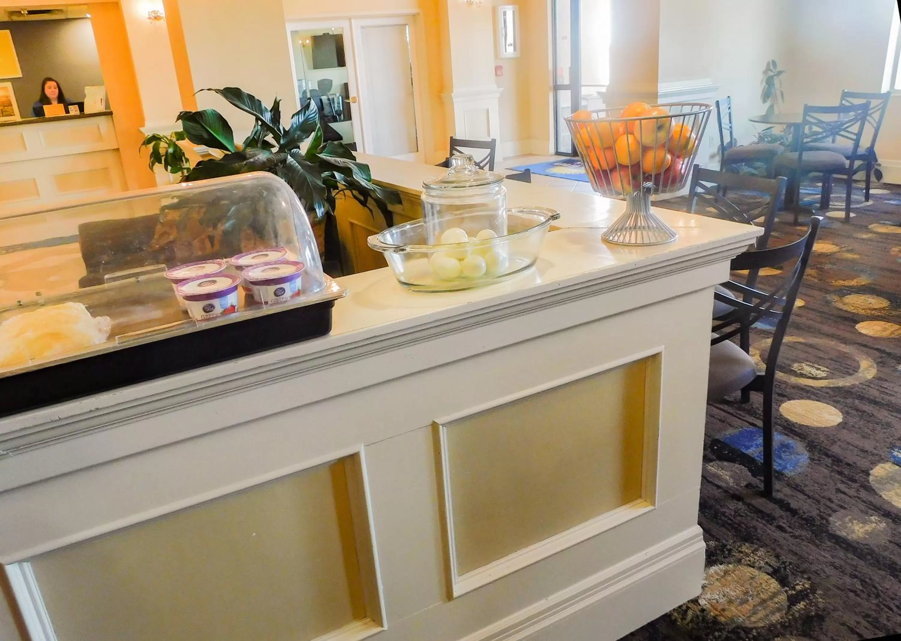 Buffet breakfast in Days Inn & Suites by Wyndham Pocahontas