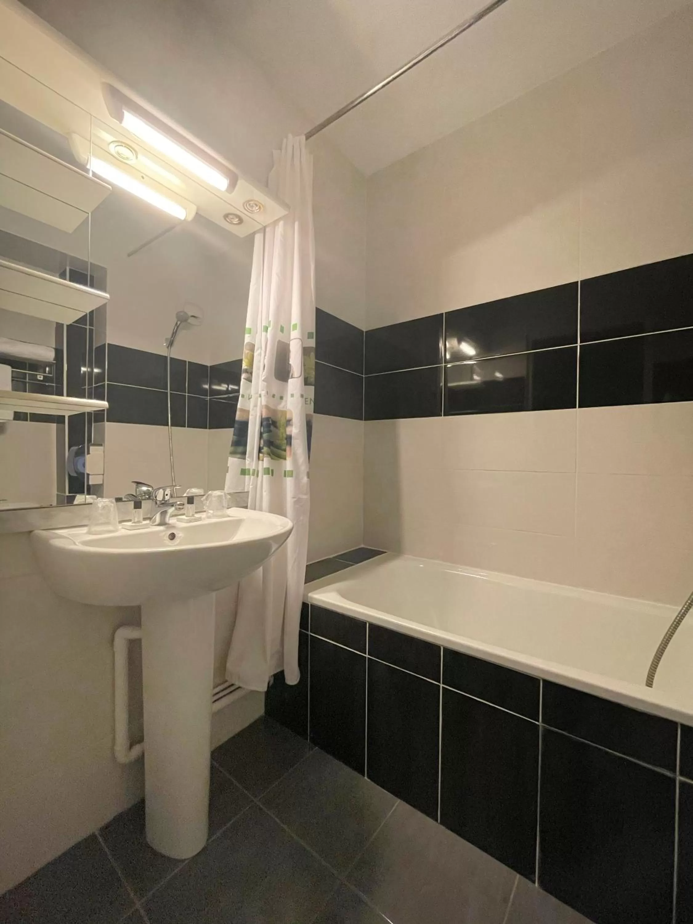 1 Double Bed in Hôtel Restaurant Kyriad Direct DIJON NORD - Zenith - Toison d'Or