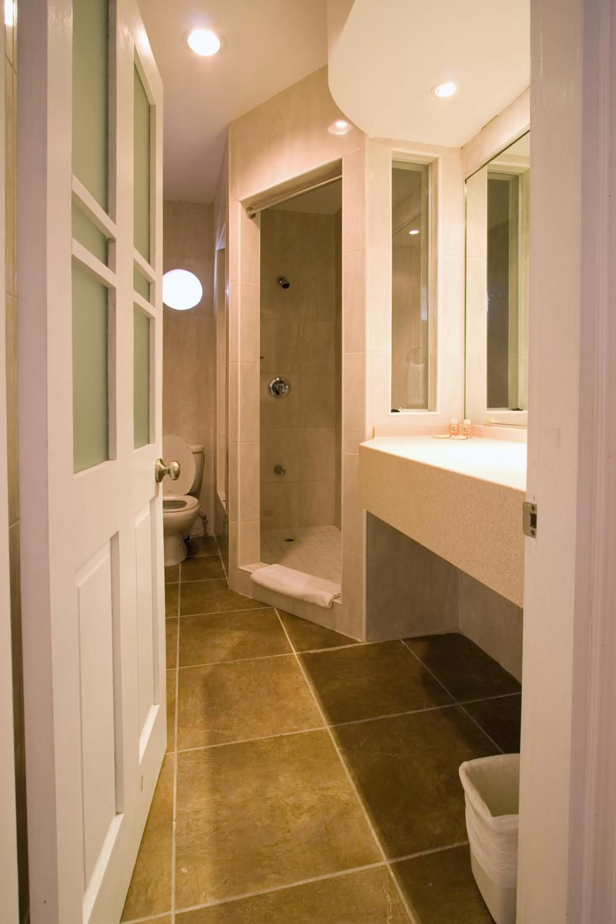 Bathroom in Hotel Normandie Limited
