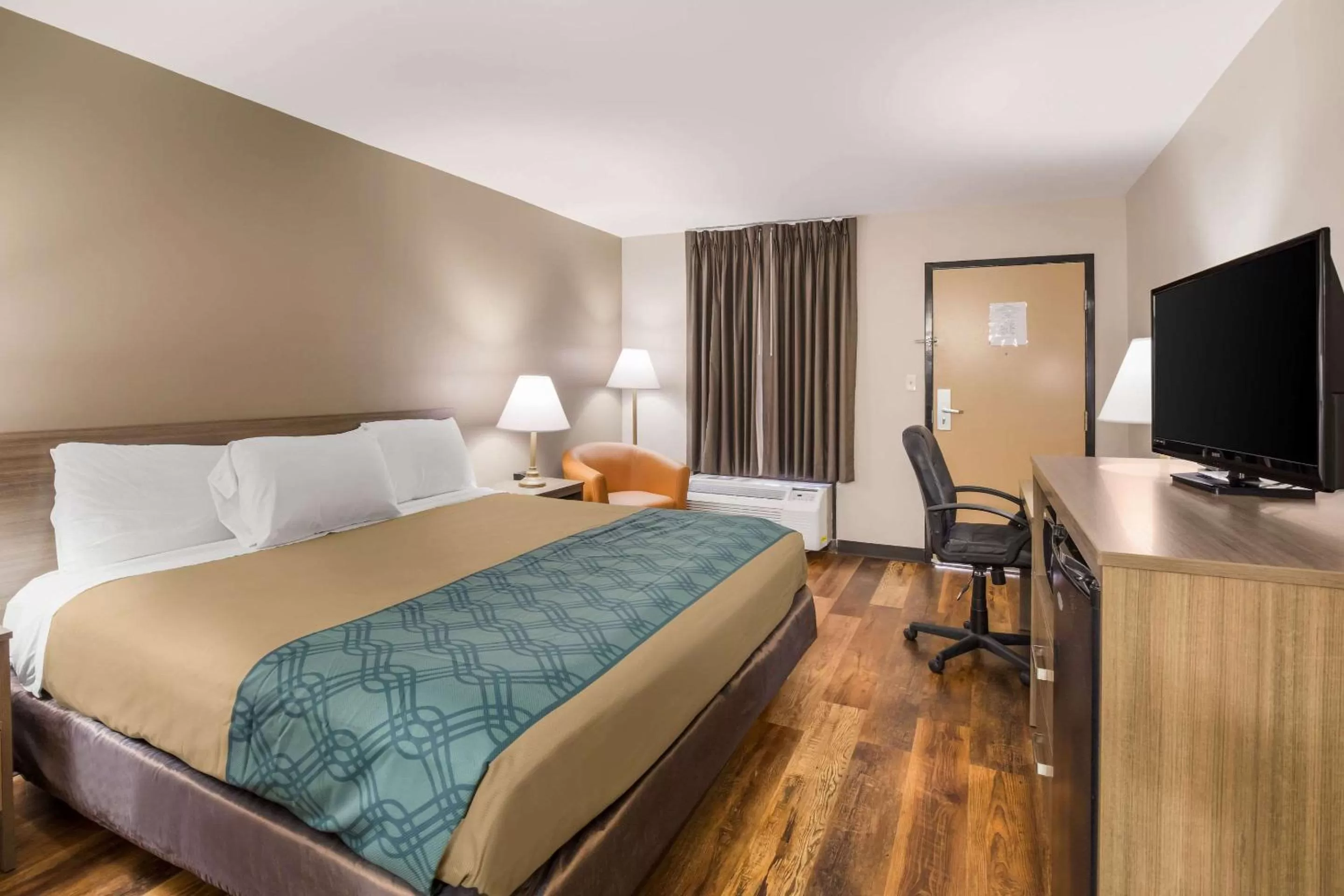 Photo of the whole room, Bed in Econo Lodge Hendersonville