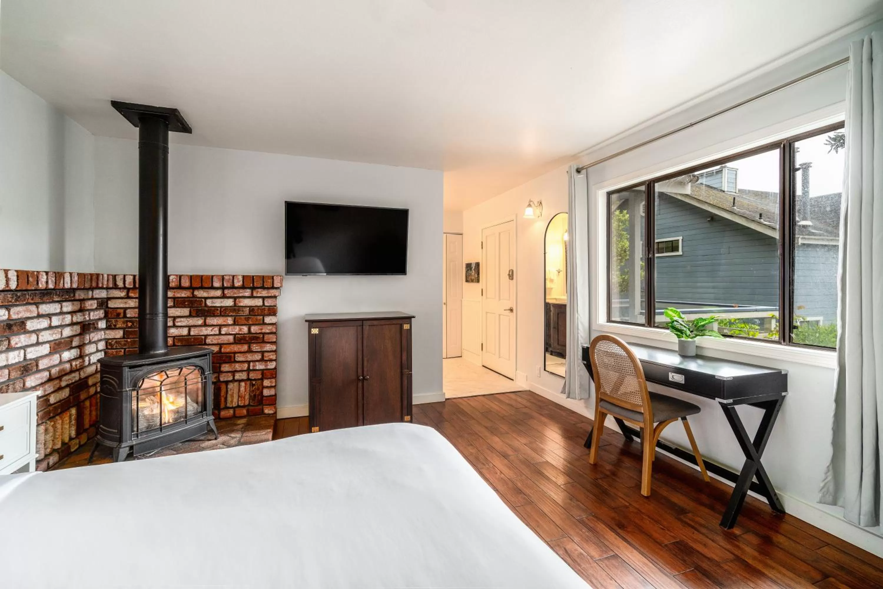 Bed in Agate Cove Inn