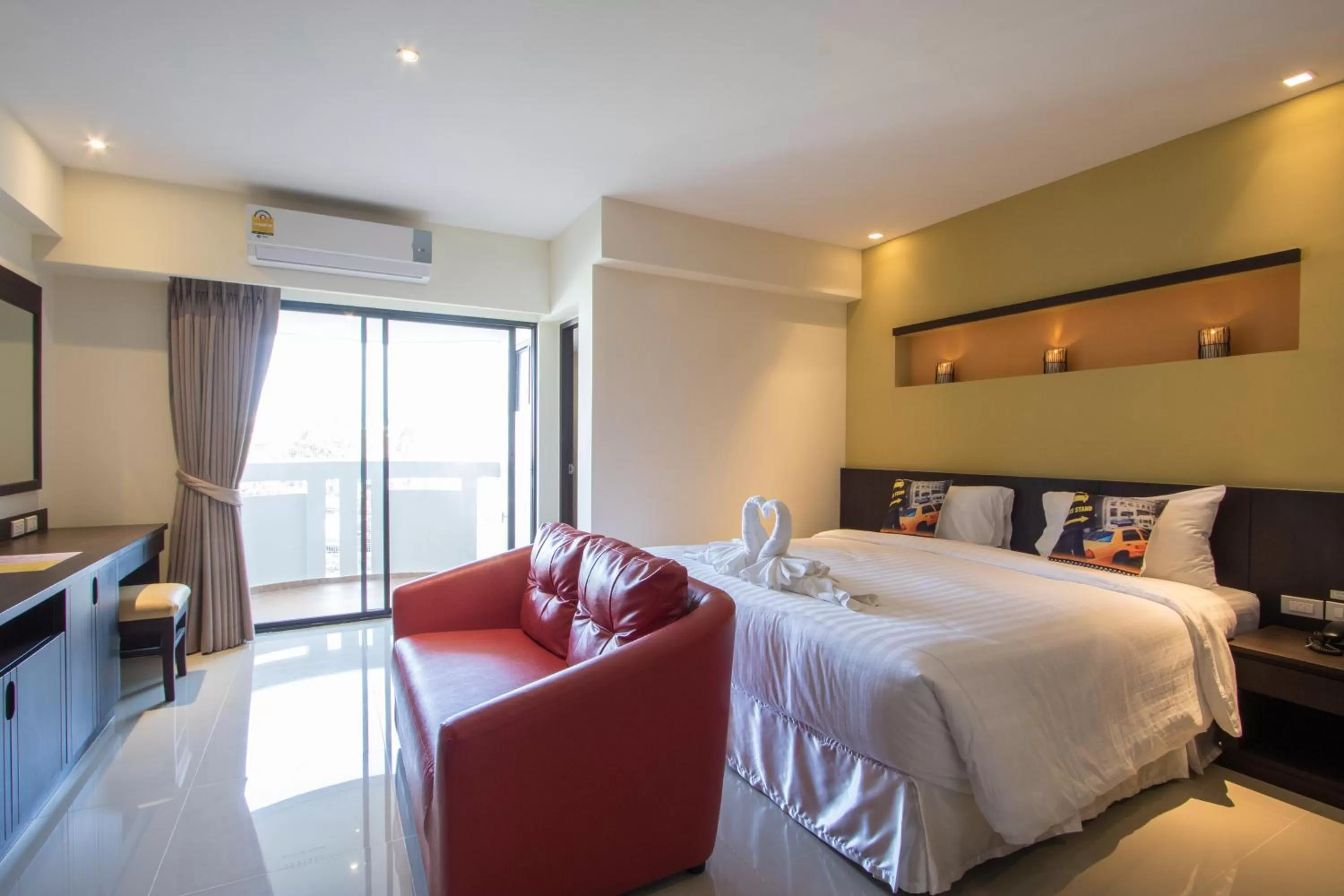 Photo of the whole room, Bed in Chateau de Sukhumvit