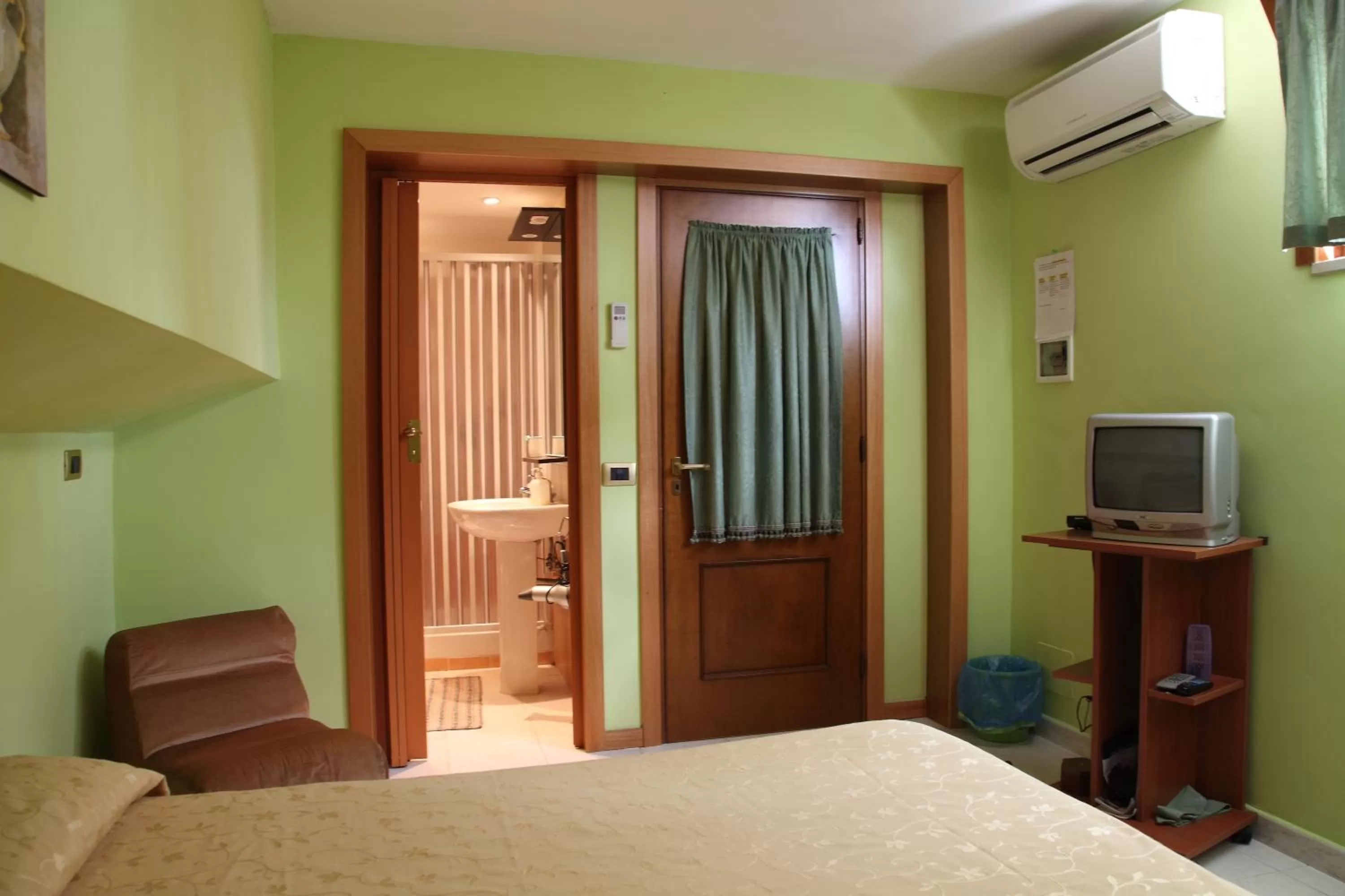 Bathroom, Bed in B&B La Villetta