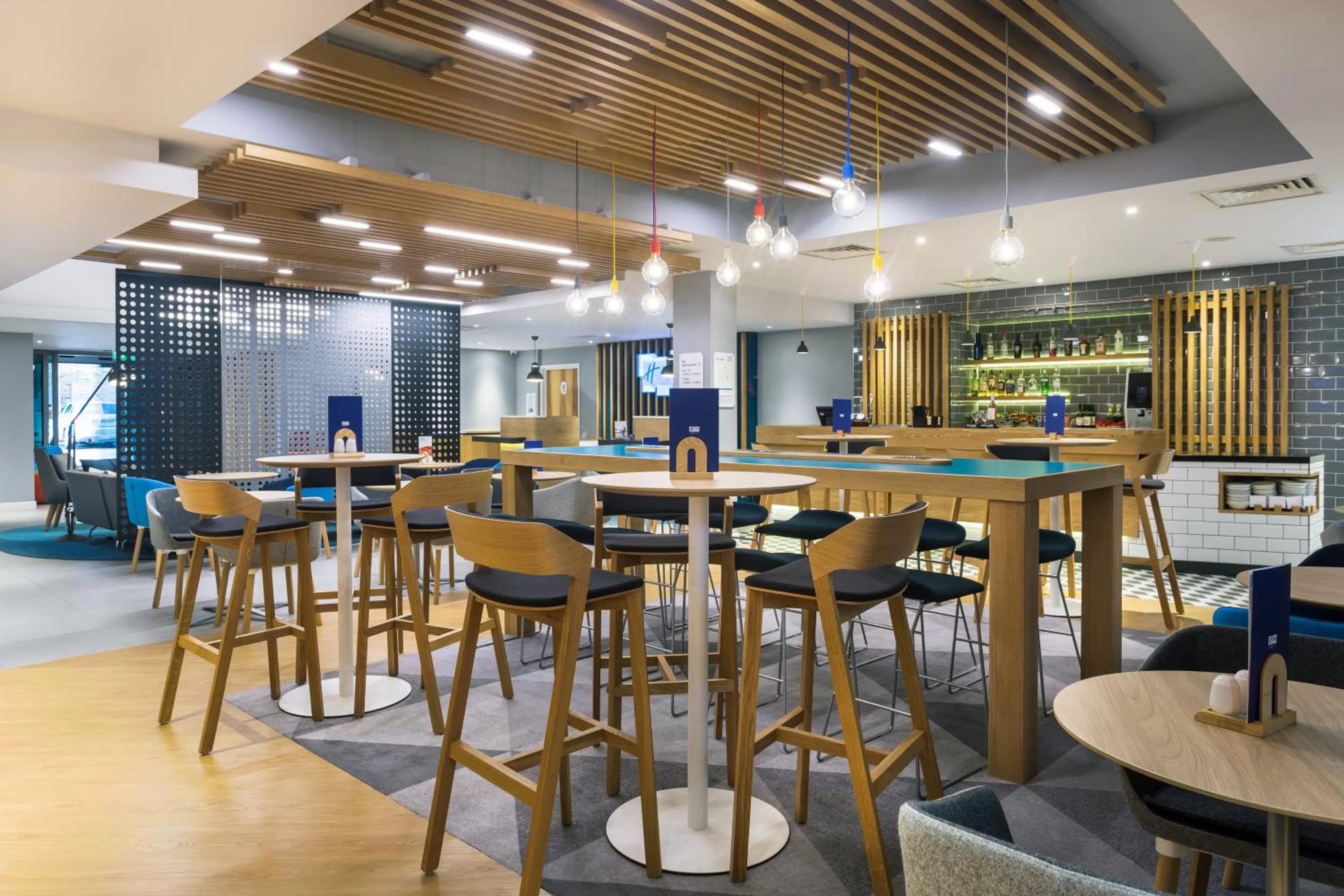 Lounge or bar in Holiday Inn Express London - Watford Junction by IHG