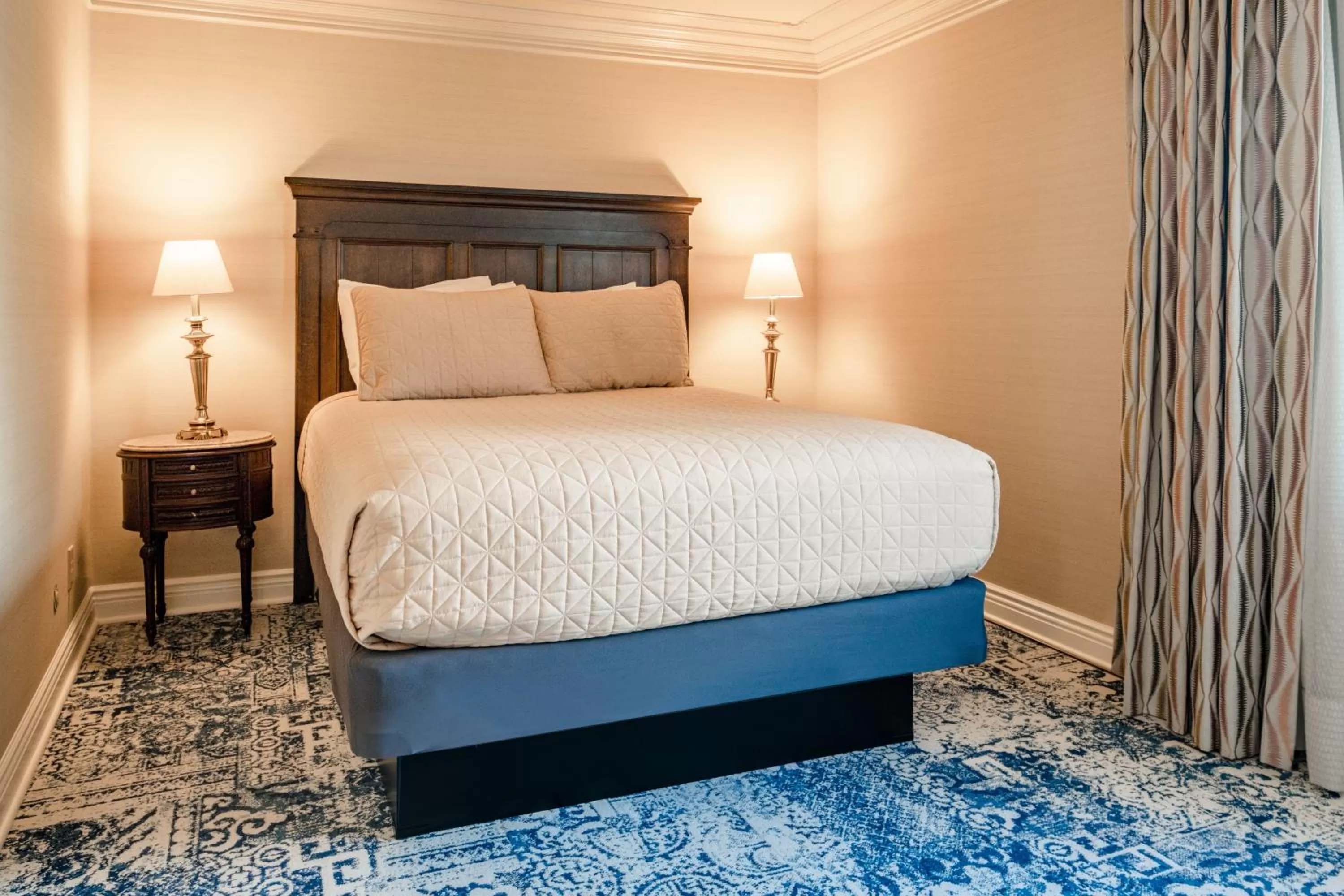 Bedroom, Bed in Red Coach Inn