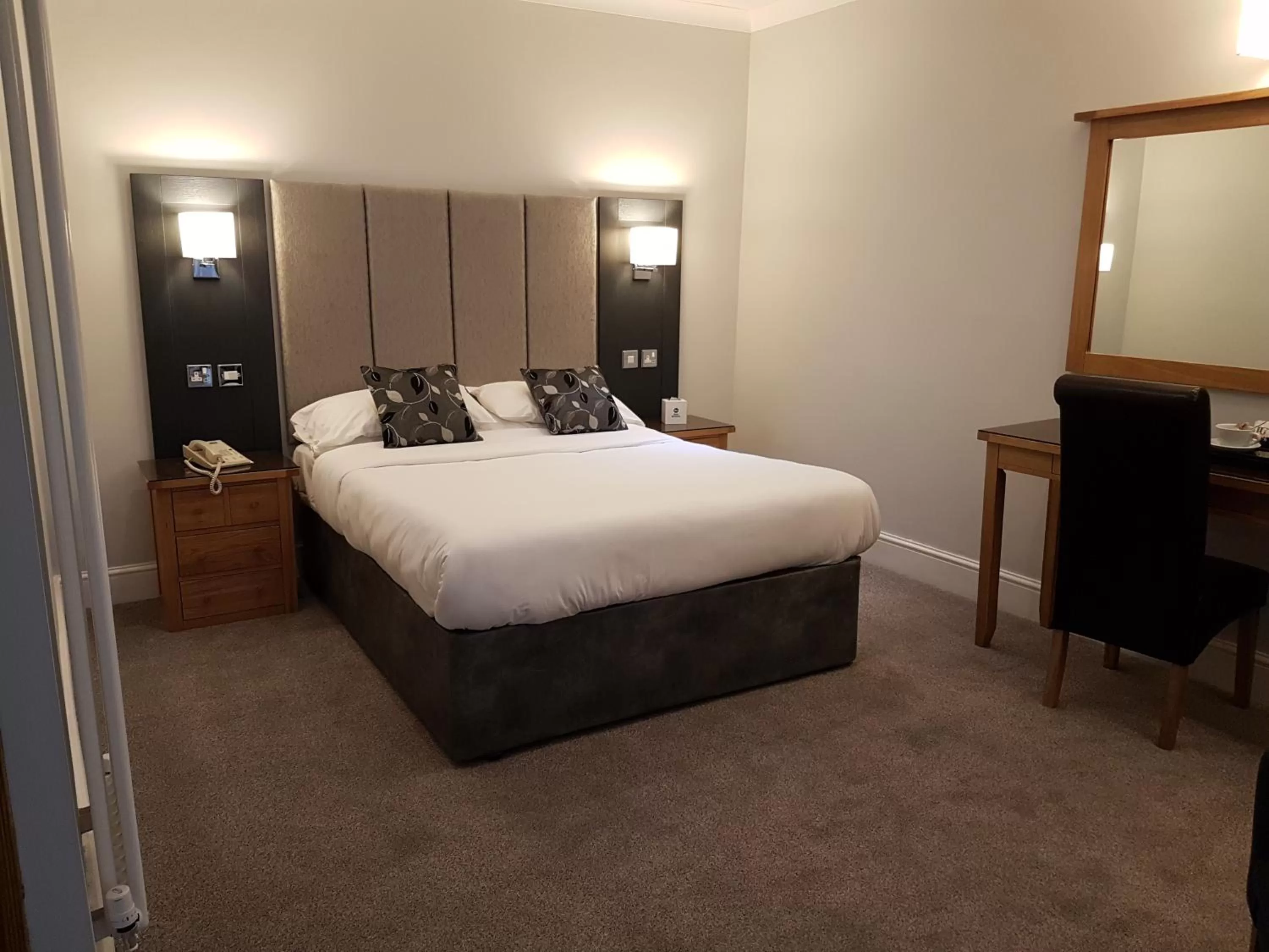 Bedroom, Bed in The Diplomat Hotel Restaurant & Spa