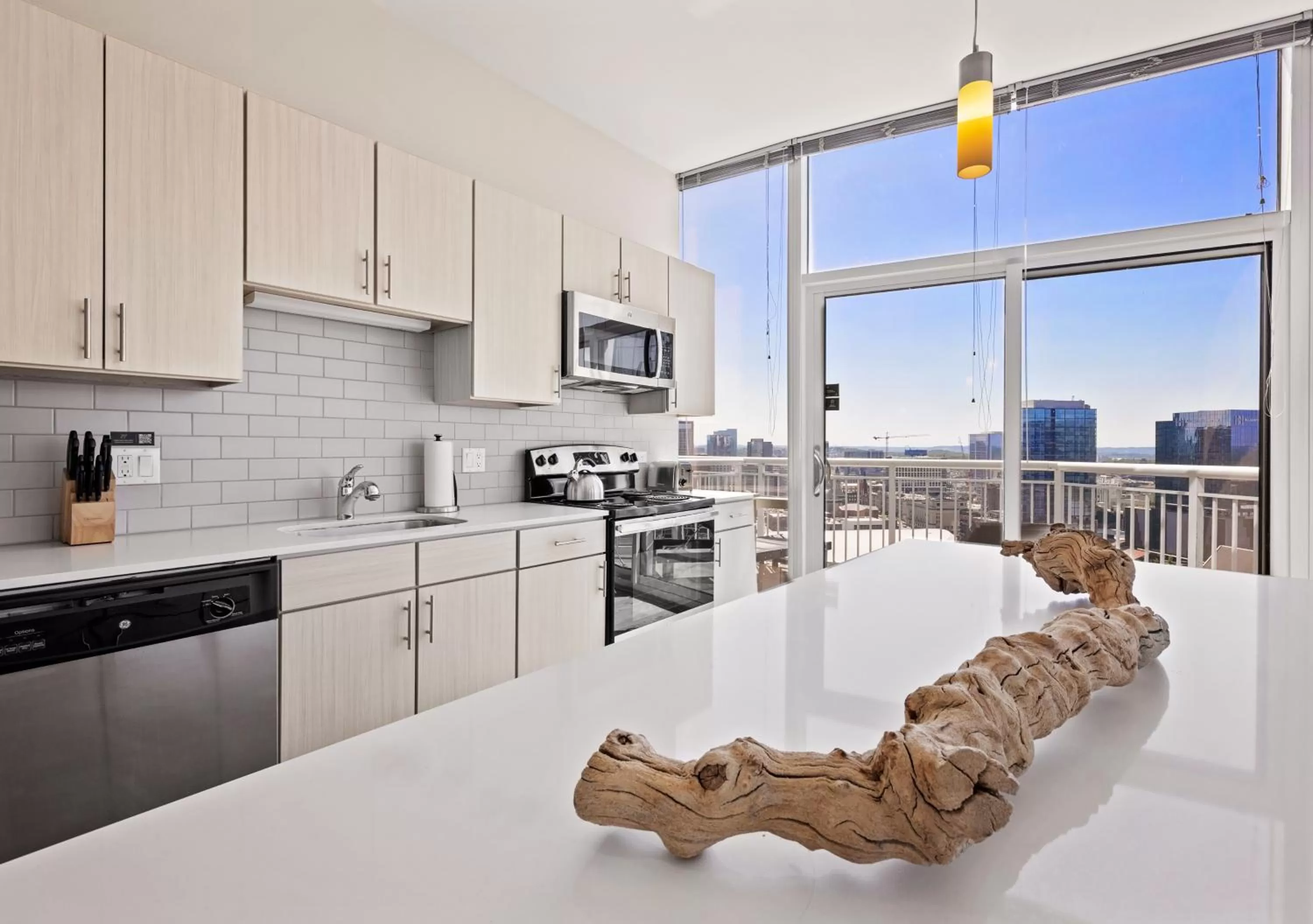 Kitchen or kitchenette in Placemakr Premier SoBro