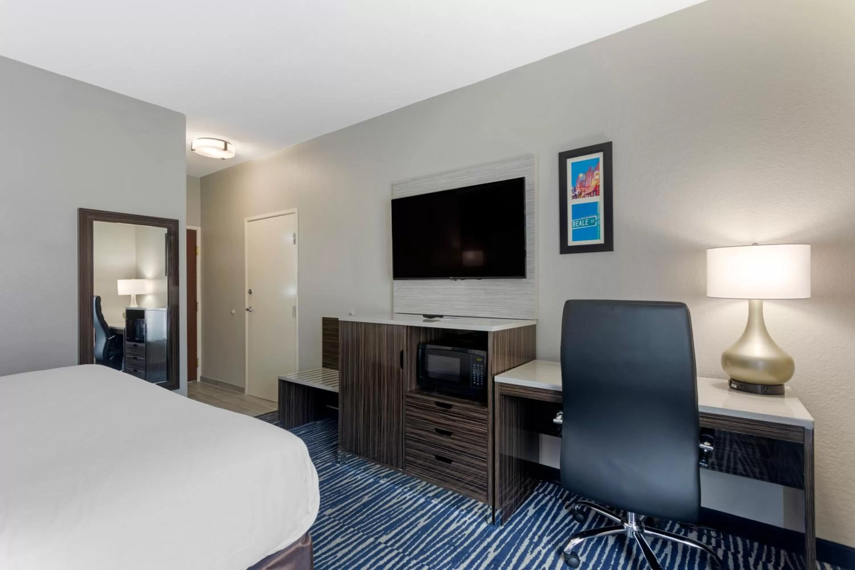 TV and multimedia, Bed in Comfort Inn & Suites Memphis East