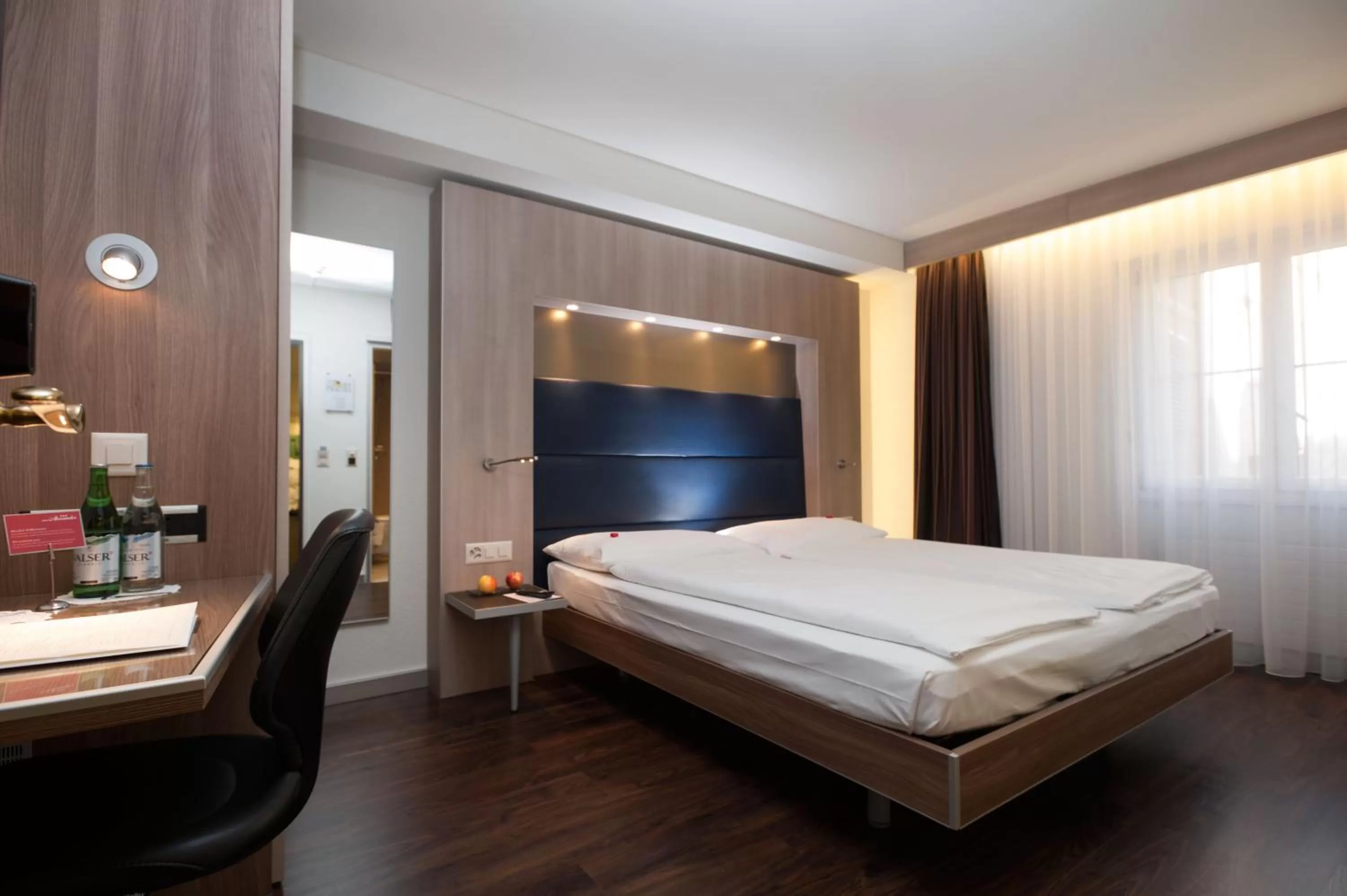 Photo of the whole room, Bed in Hotel Alexander Zurich Old Town