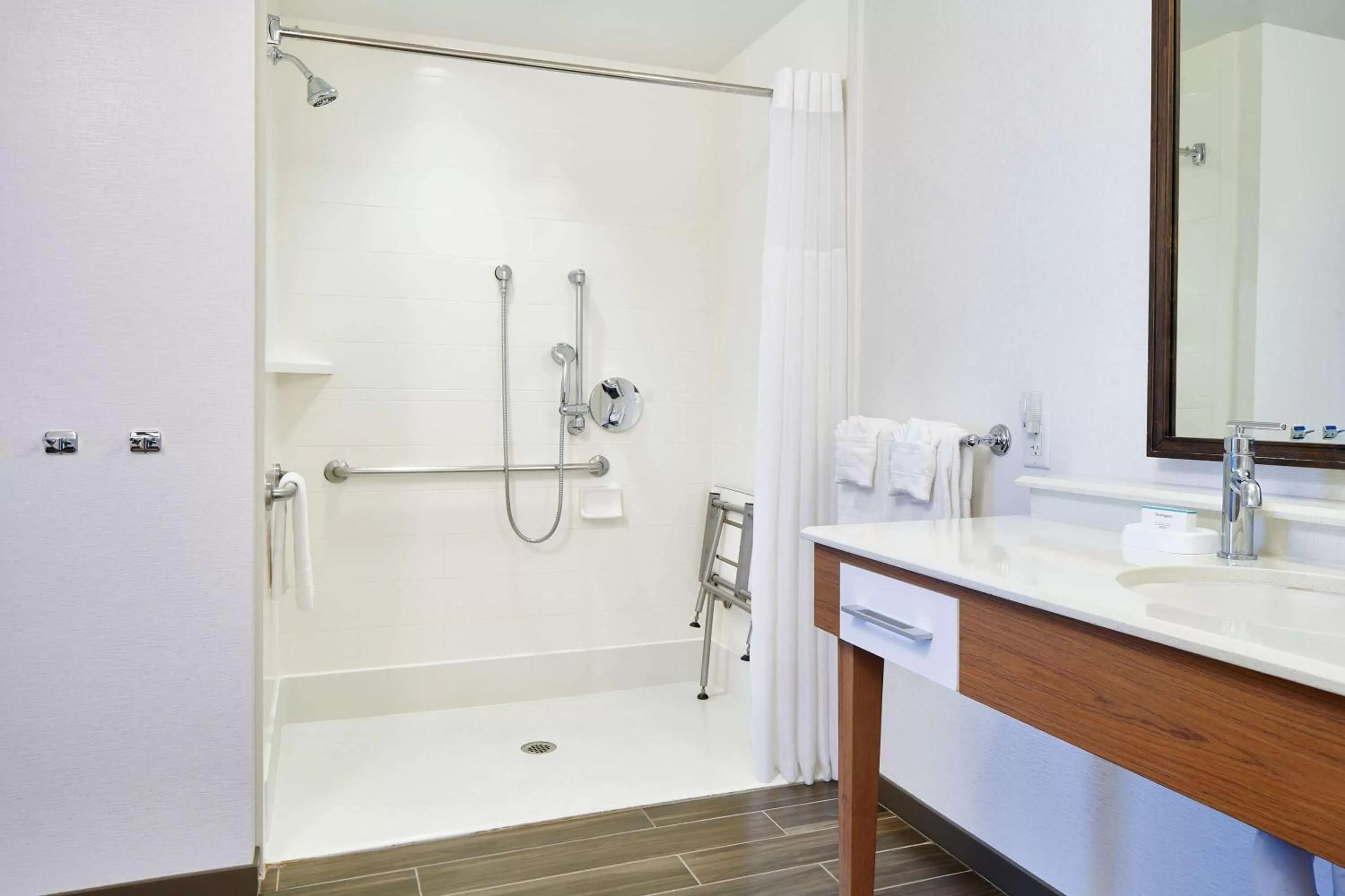 Shower in Hampton Inn & Suites Oahu Kapolei - FREE Parking - No Resort Fee