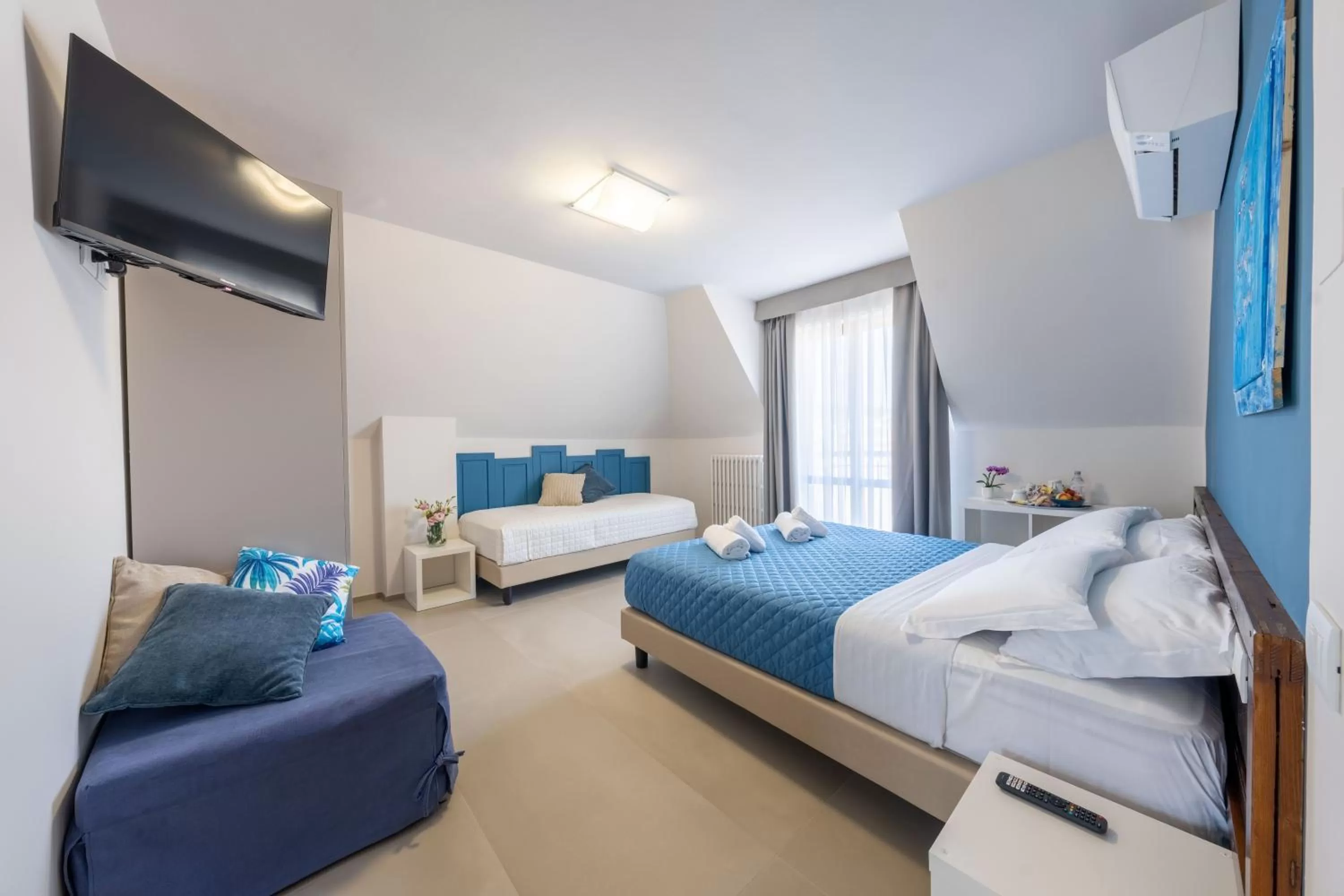 Photo of the whole room, Bed in Dea Suite Room