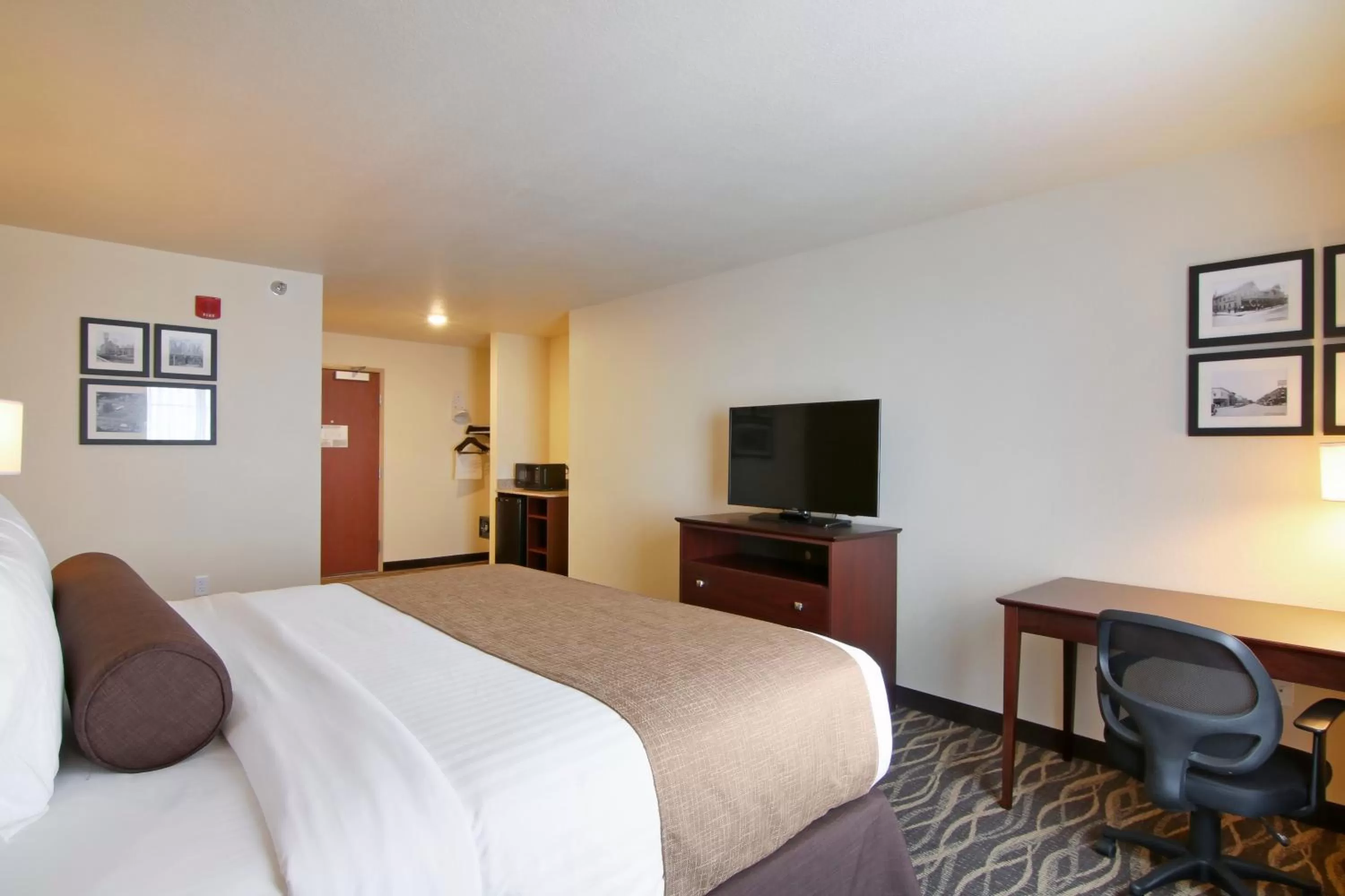 Bed in Cobblestone Inn & Suites - Menomonie/UW-Stout