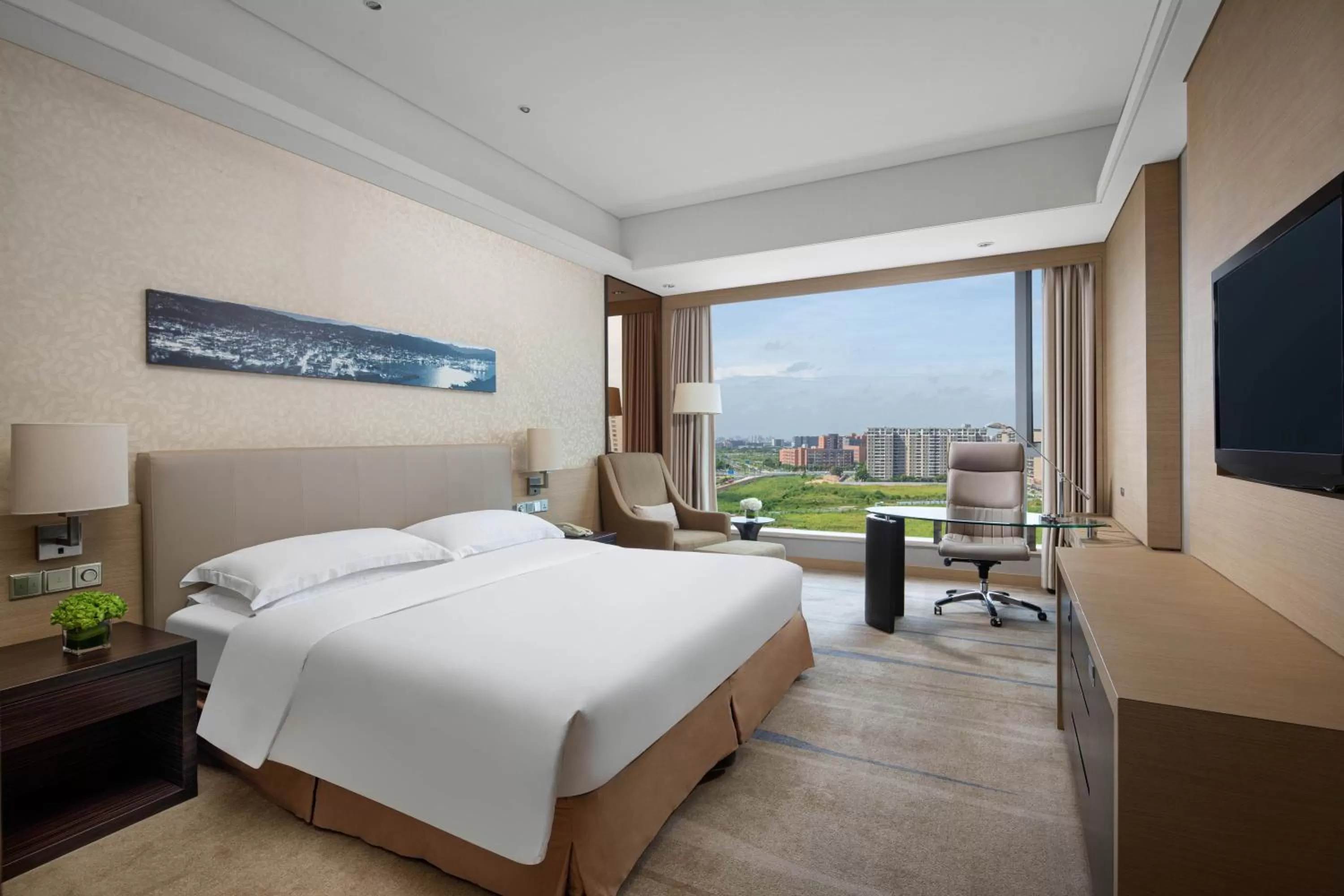 Photo of the whole room, Bed in Crowne Plaza Guangzhou Huadu by IHG