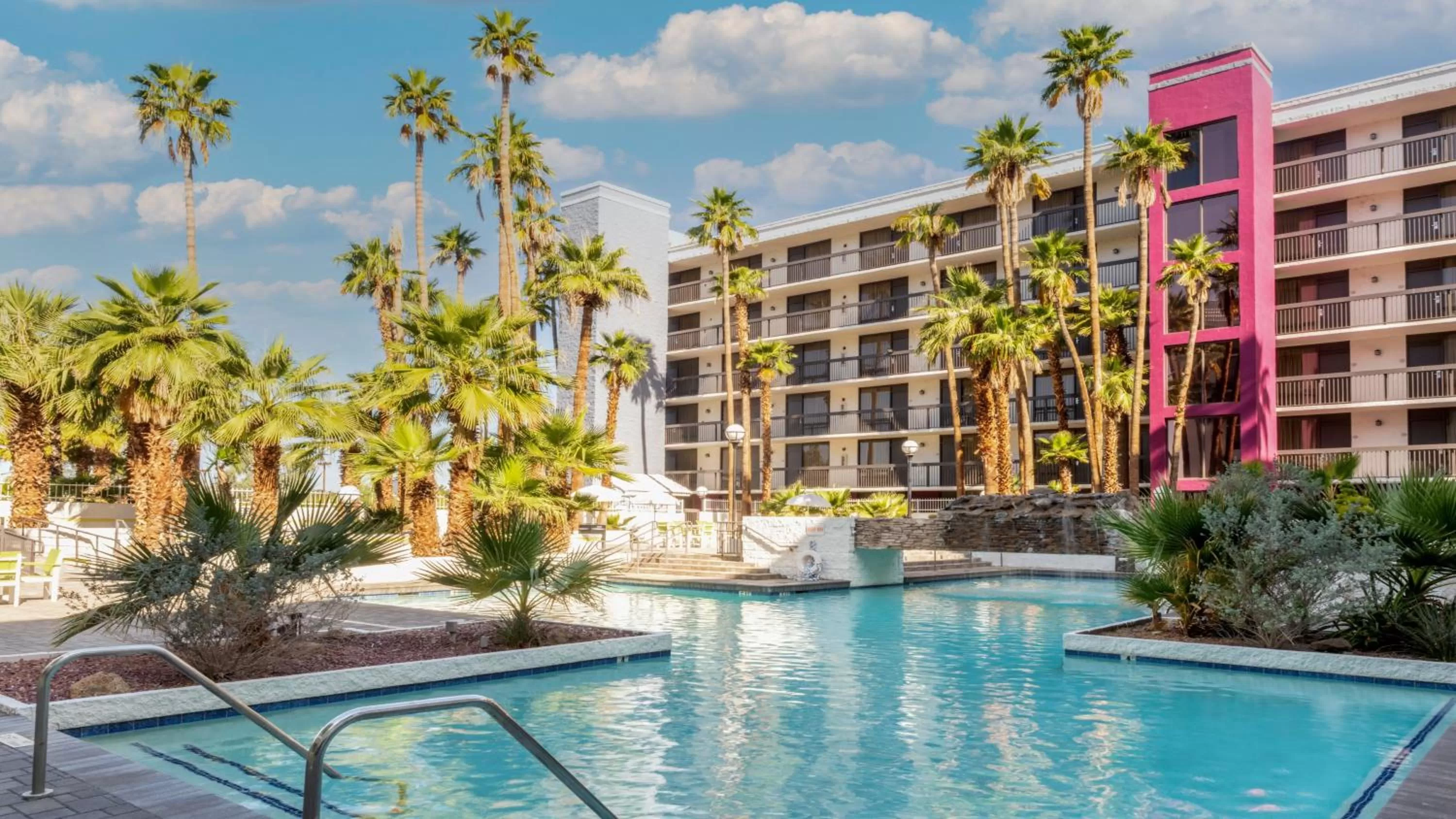 Swimming pool in Holiday Inn Phoenix-Mesa Chandler by IHG