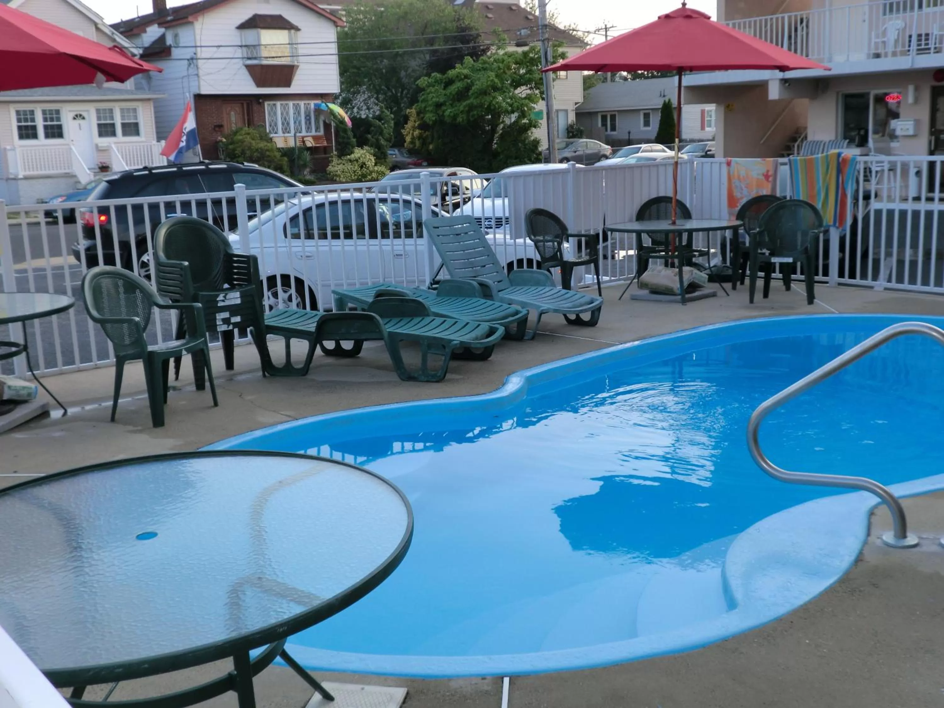 Swimming pool in Bay Breeze Motel