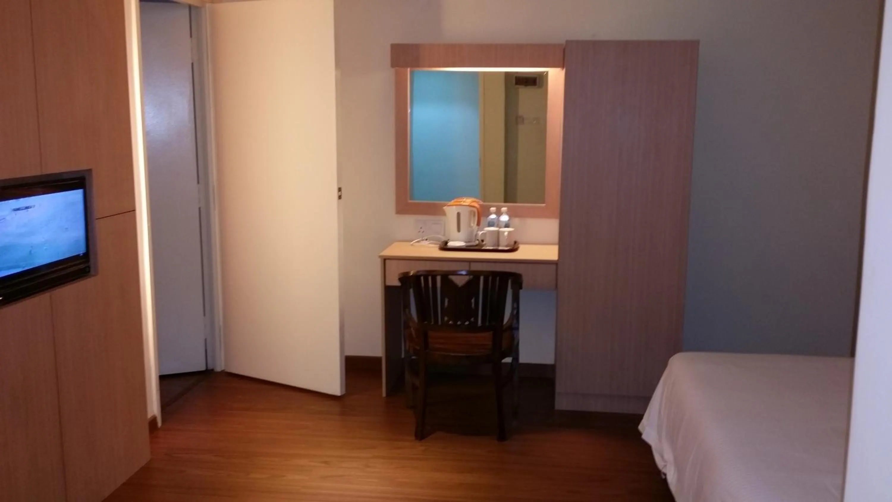 Photo of the whole room in Smart Hotel