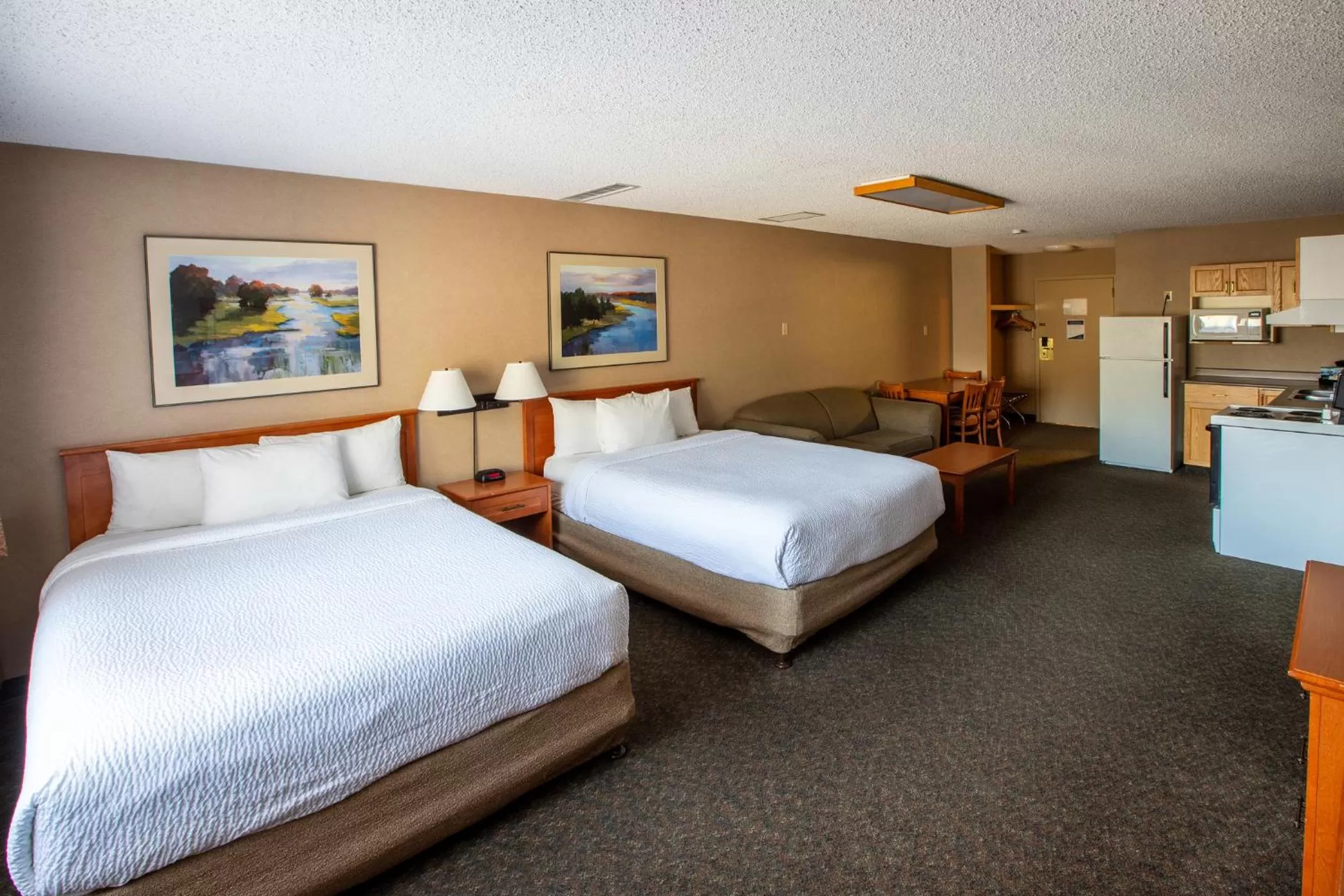 Photo of the whole room, Bed in Lobstick Lodge