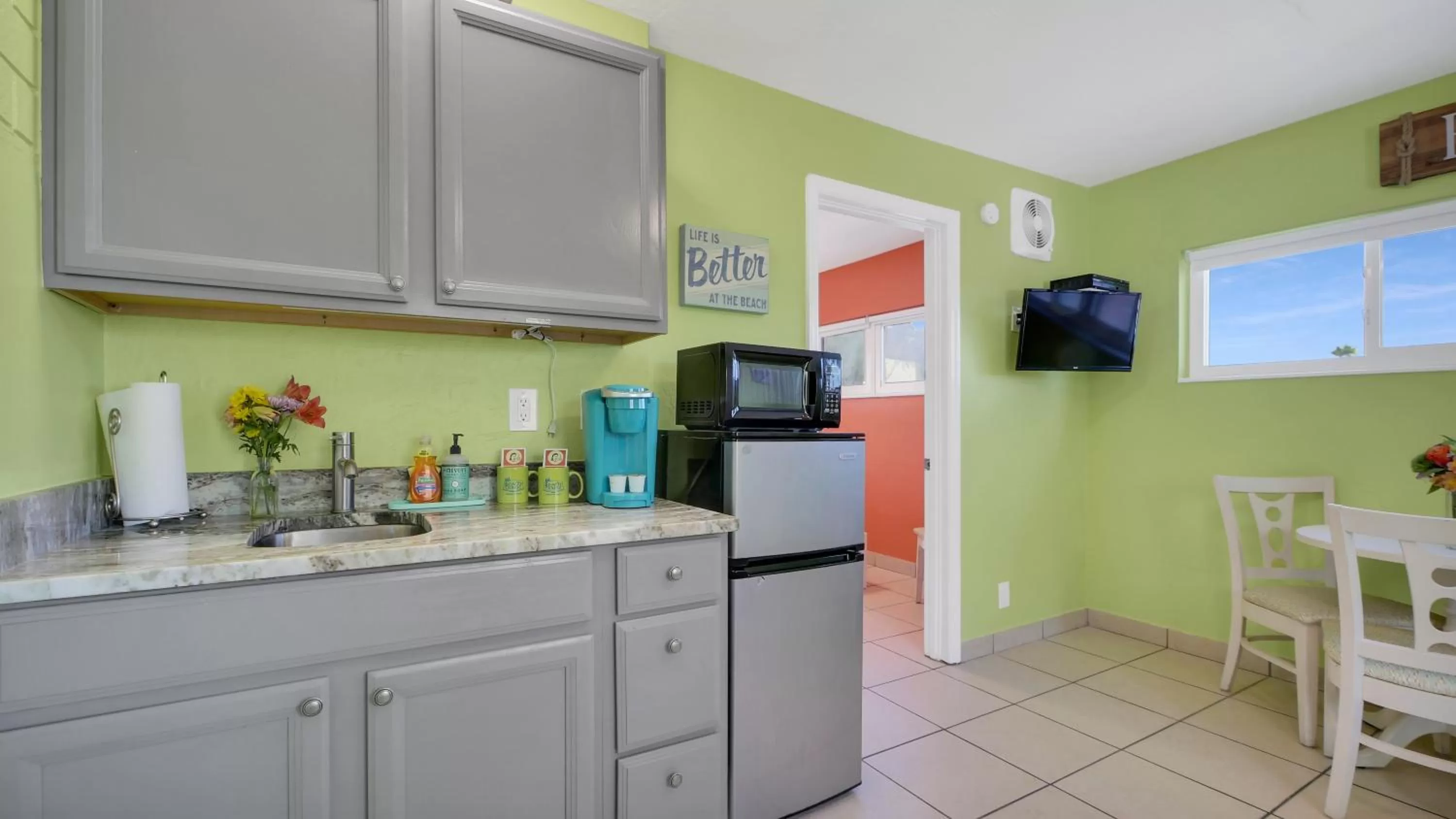Kitchen or kitchenette, Kitchen/Kitchenette in The Beach House - Treasure Island