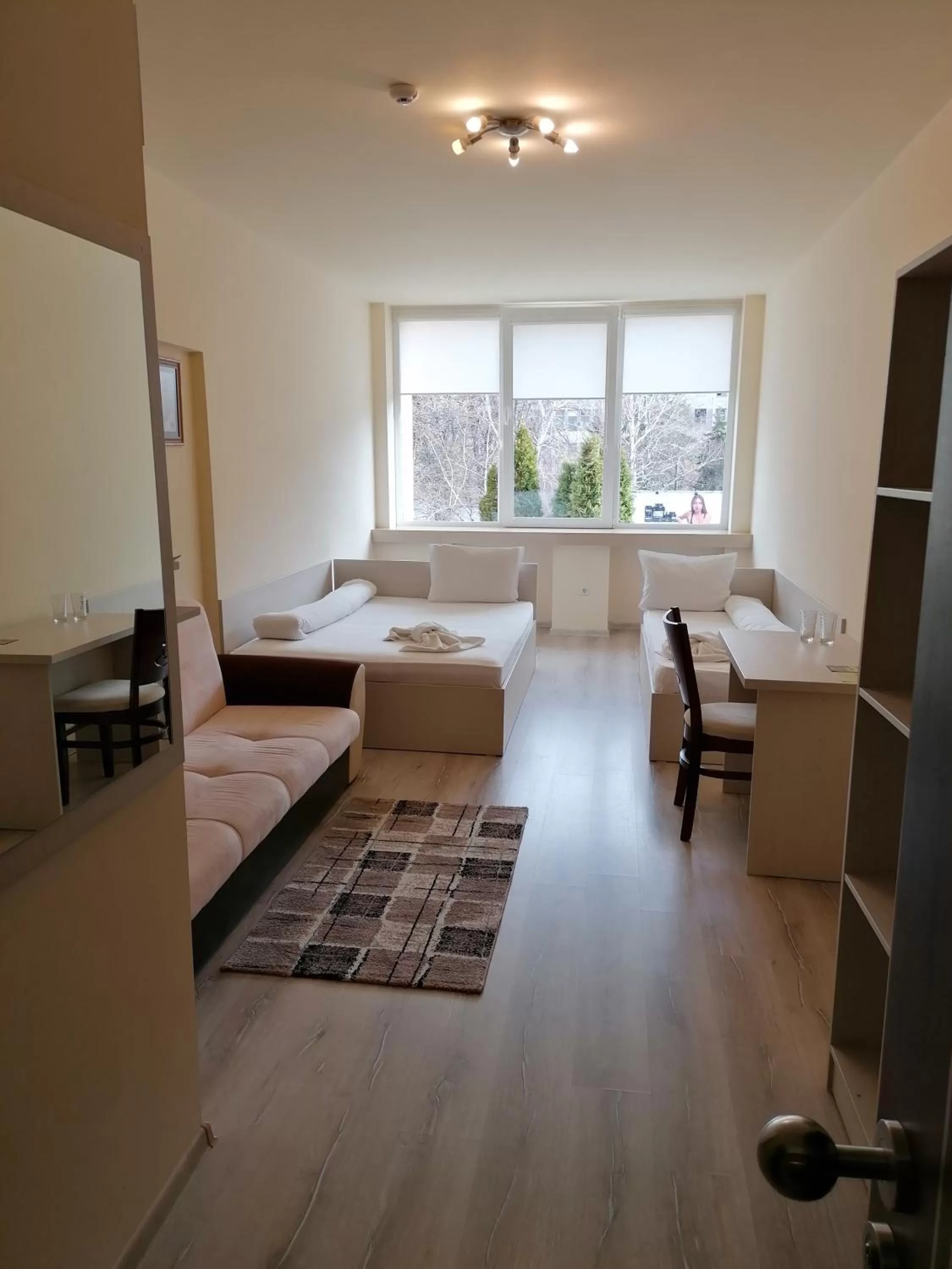 Communal lounge/ TV room, Bed in Hotel Lago Peshtera