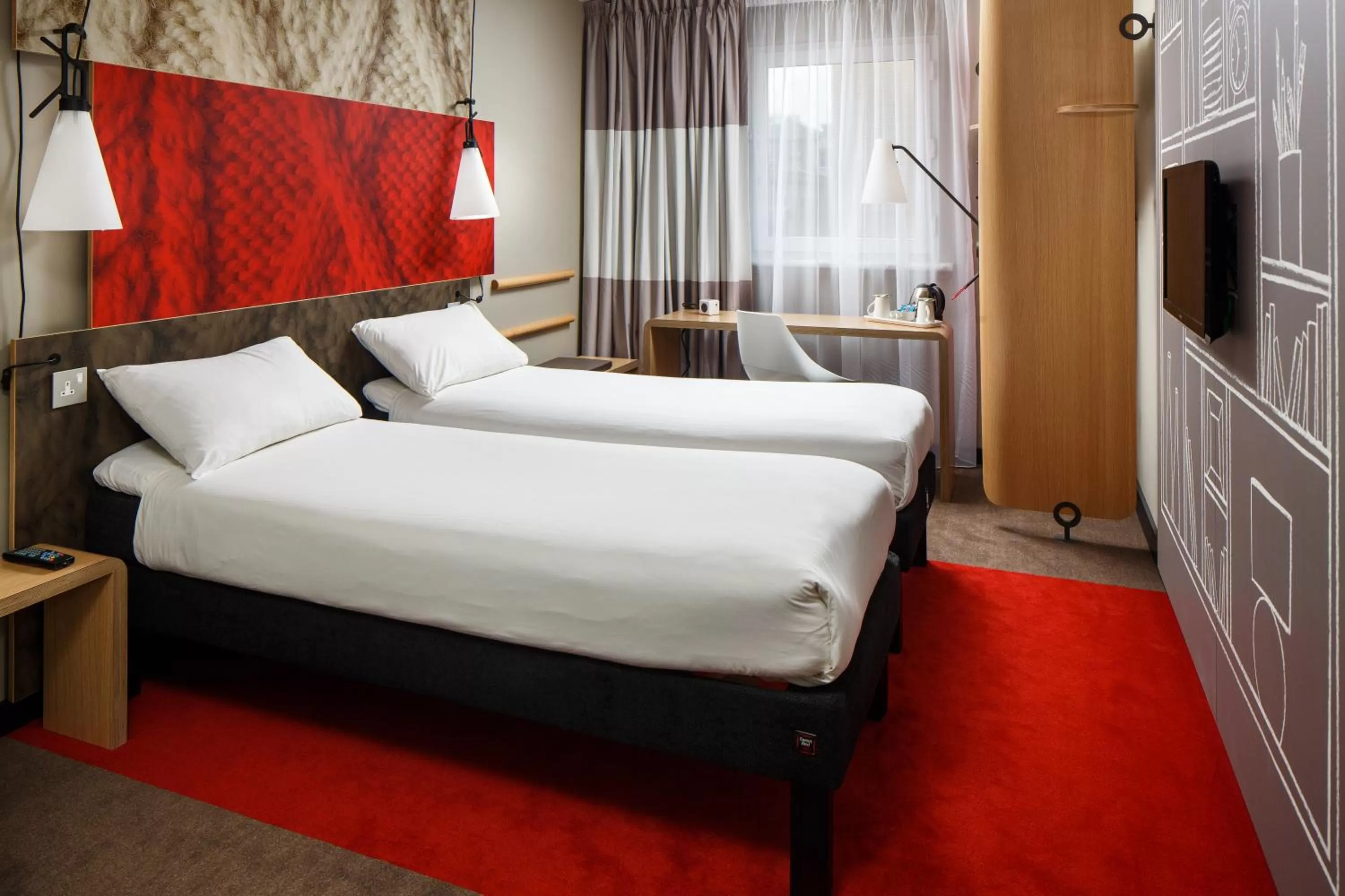Shower, Bed in ibis Glasgow City Centre – Sauchiehall St