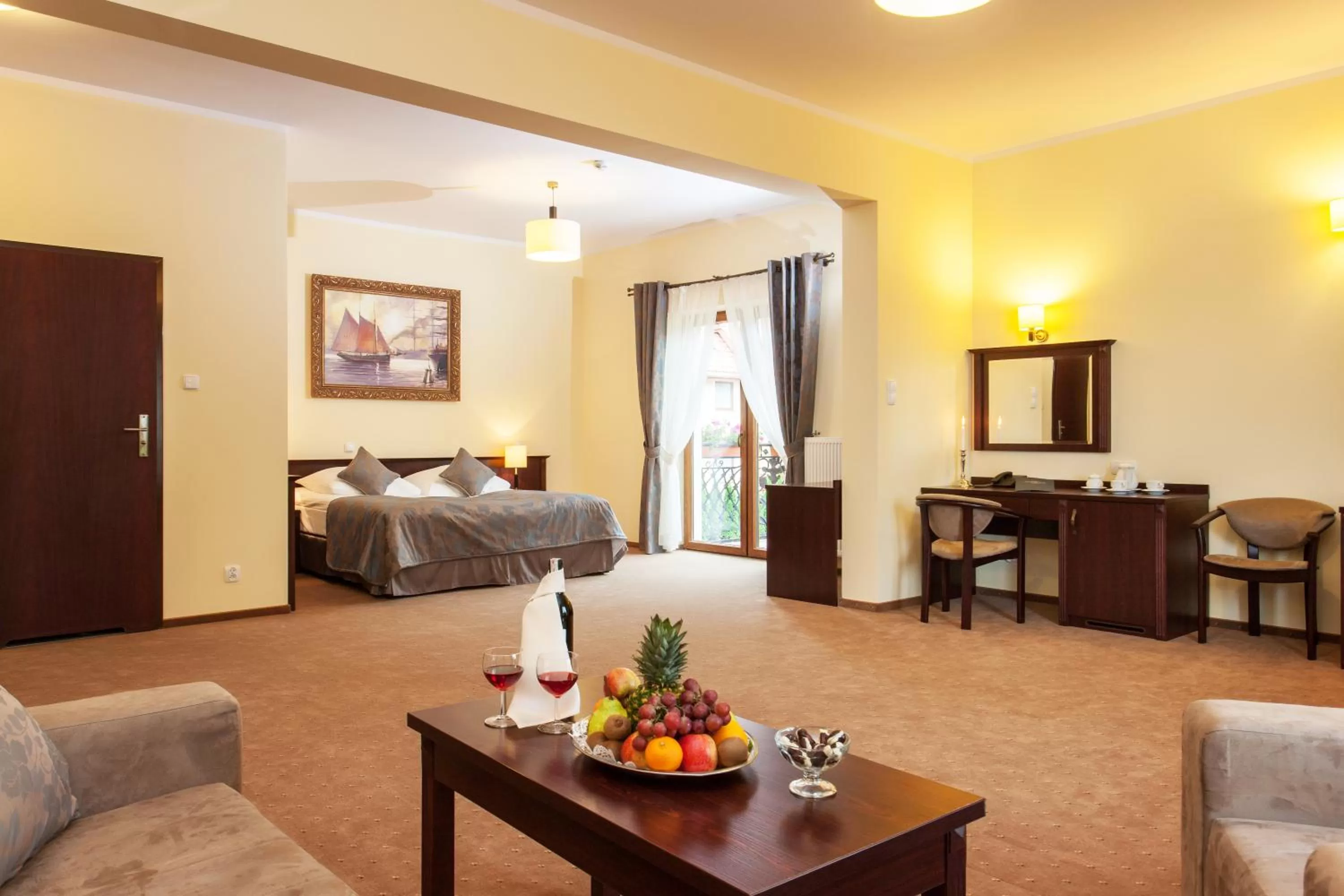 Photo of the whole room, Bed in Hotel Robert's Port