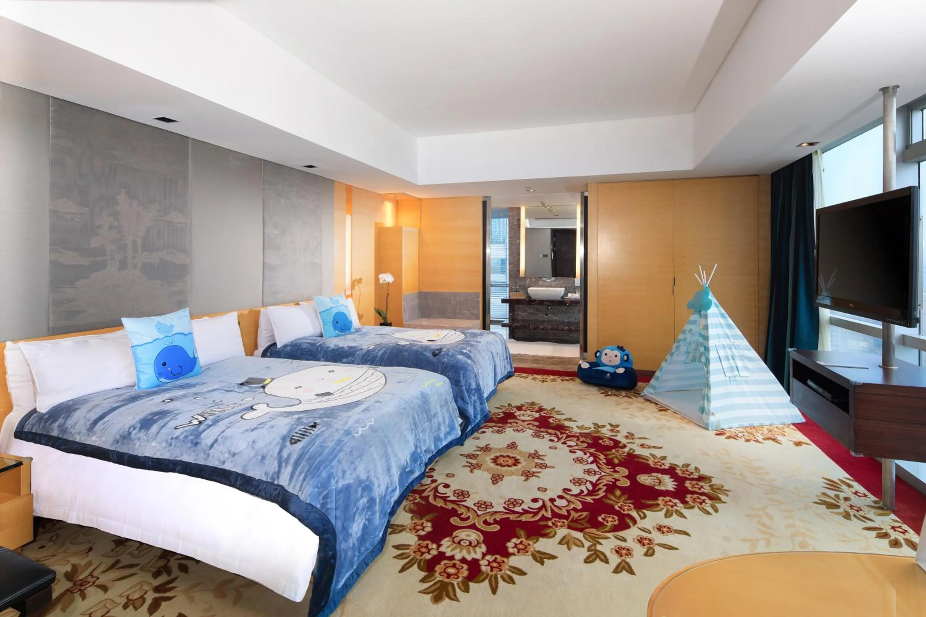 Photo of the whole room, Bed in The Longemont Shanghai