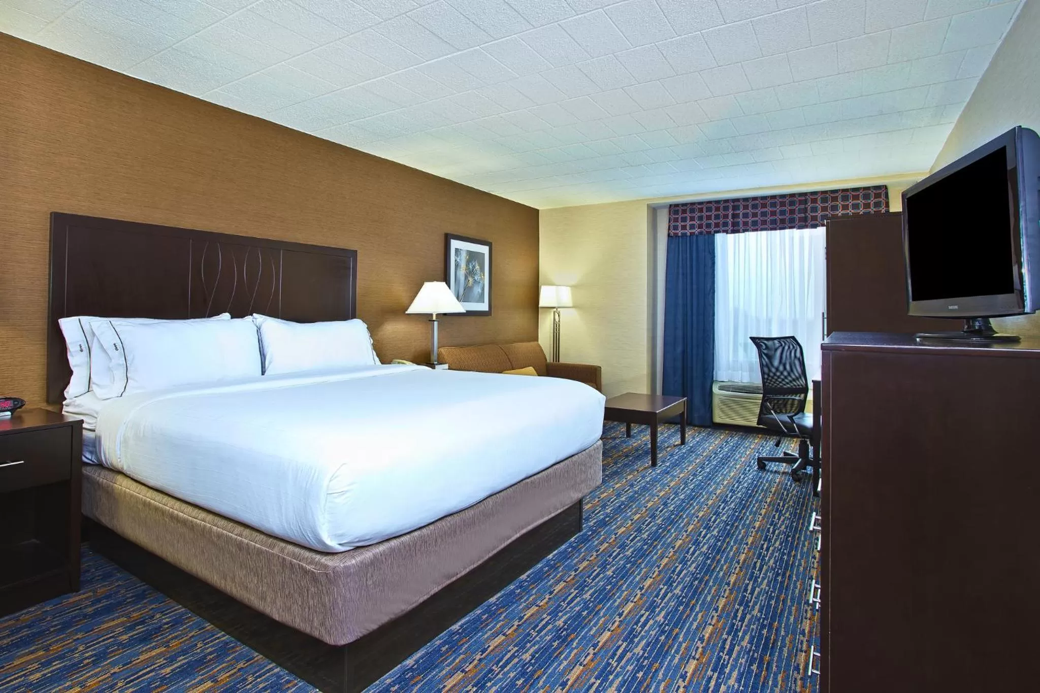 Bed in Holiday Inn Express and Suites Pittsburgh West Mifflin by IHG
