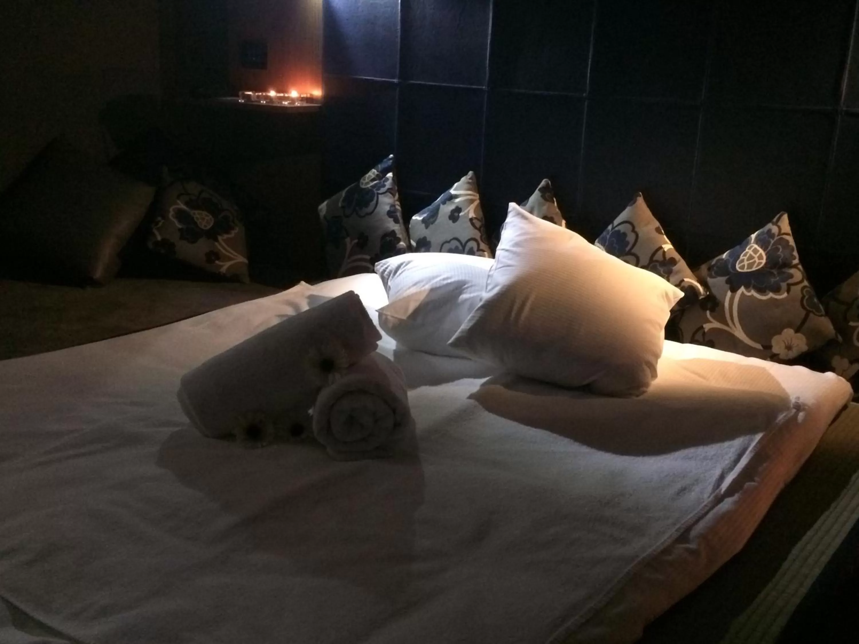 Massage, Bed in Hotel The Building