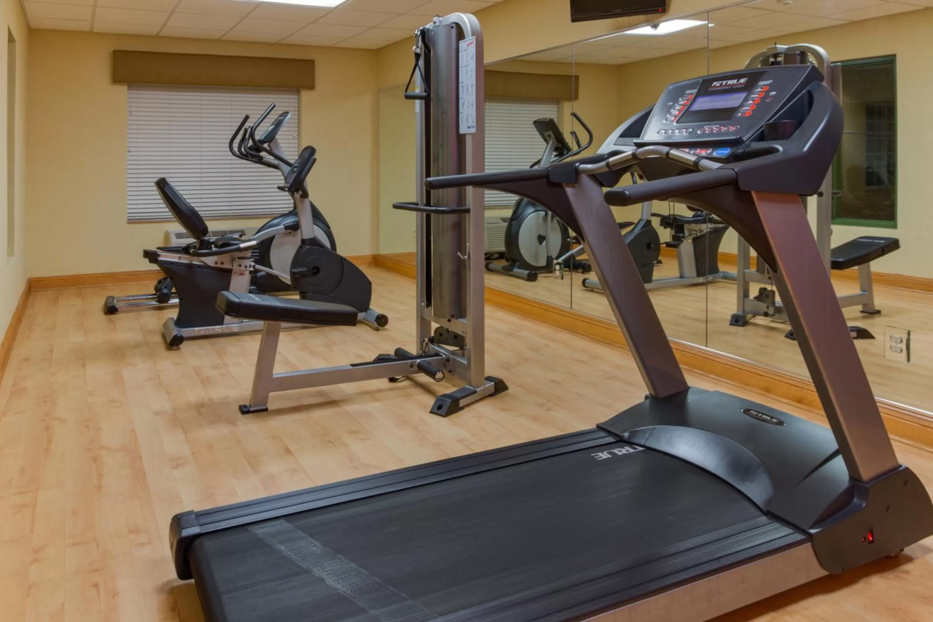 Fitness centre/facilities in Country Inn & Suites by Radisson, Pensacola West, FL