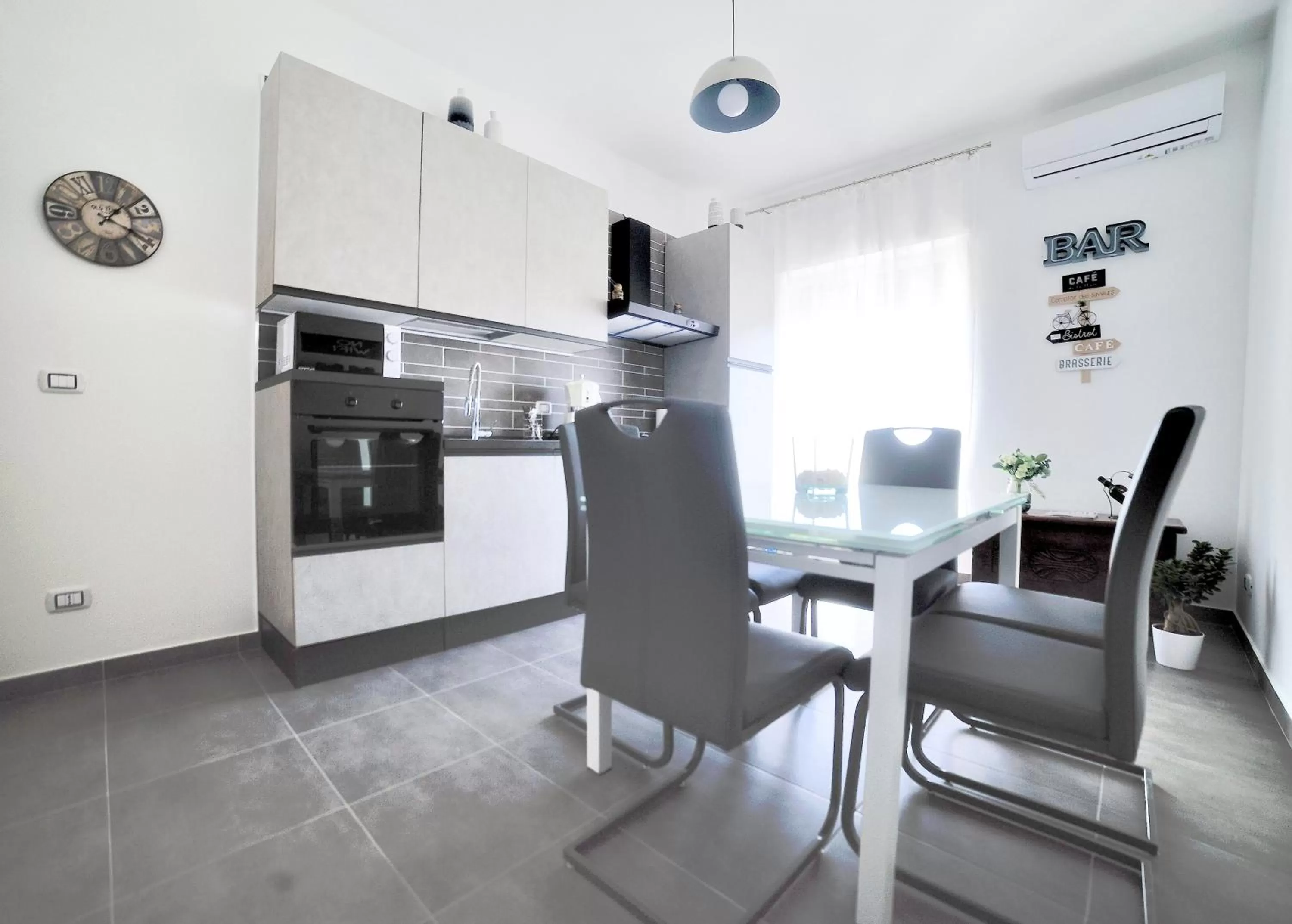 Seating area, Kitchen/Kitchenette in B&B Donna Maria