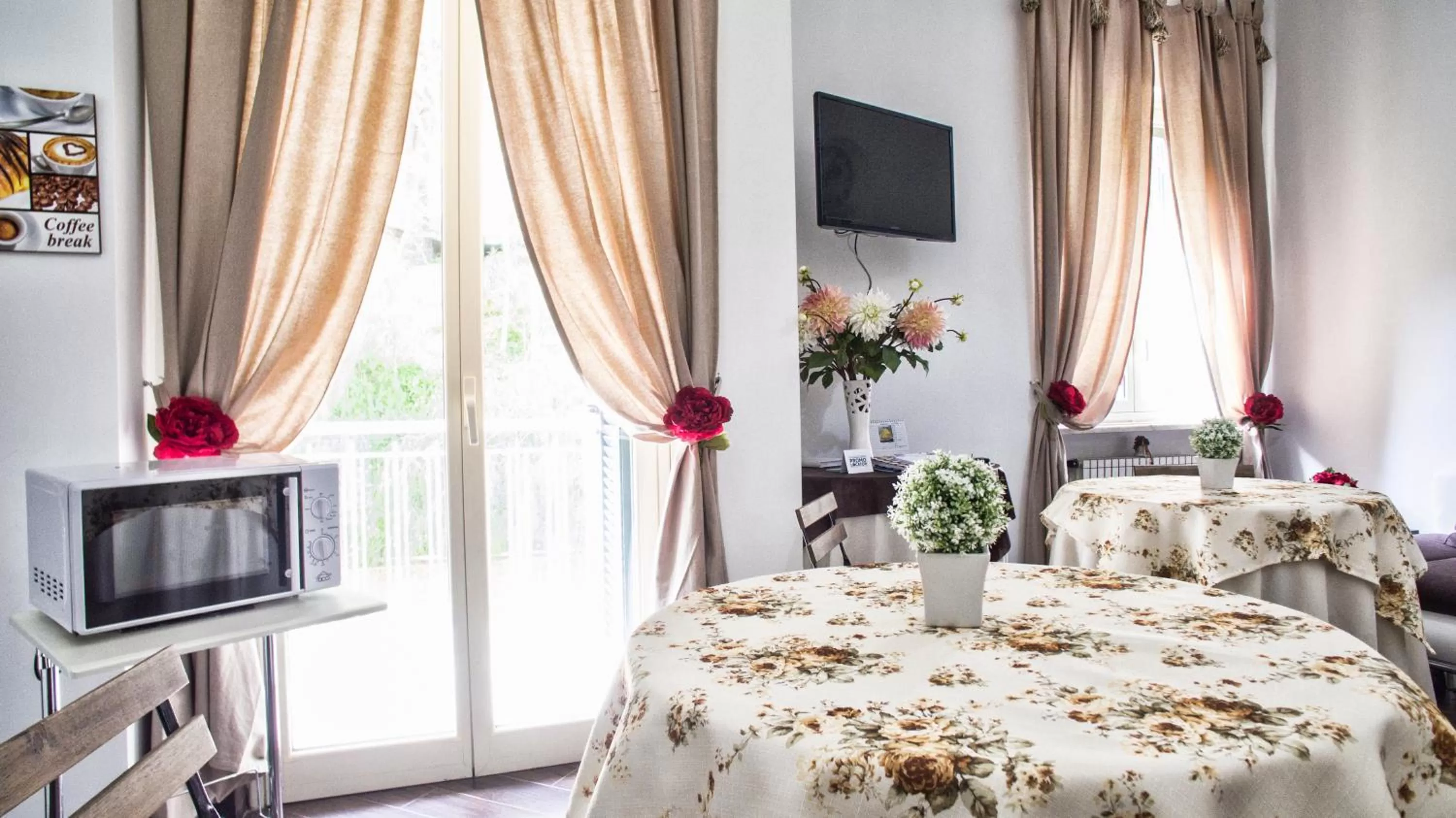 Property building, Dining Area in B&B Rosaly