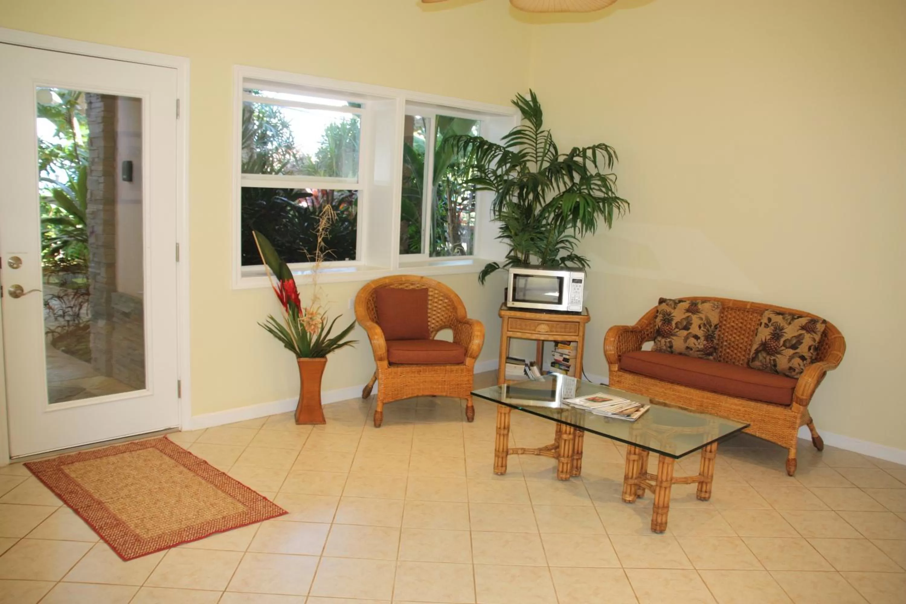 Library, Seating Area in Maui Beach House B & B