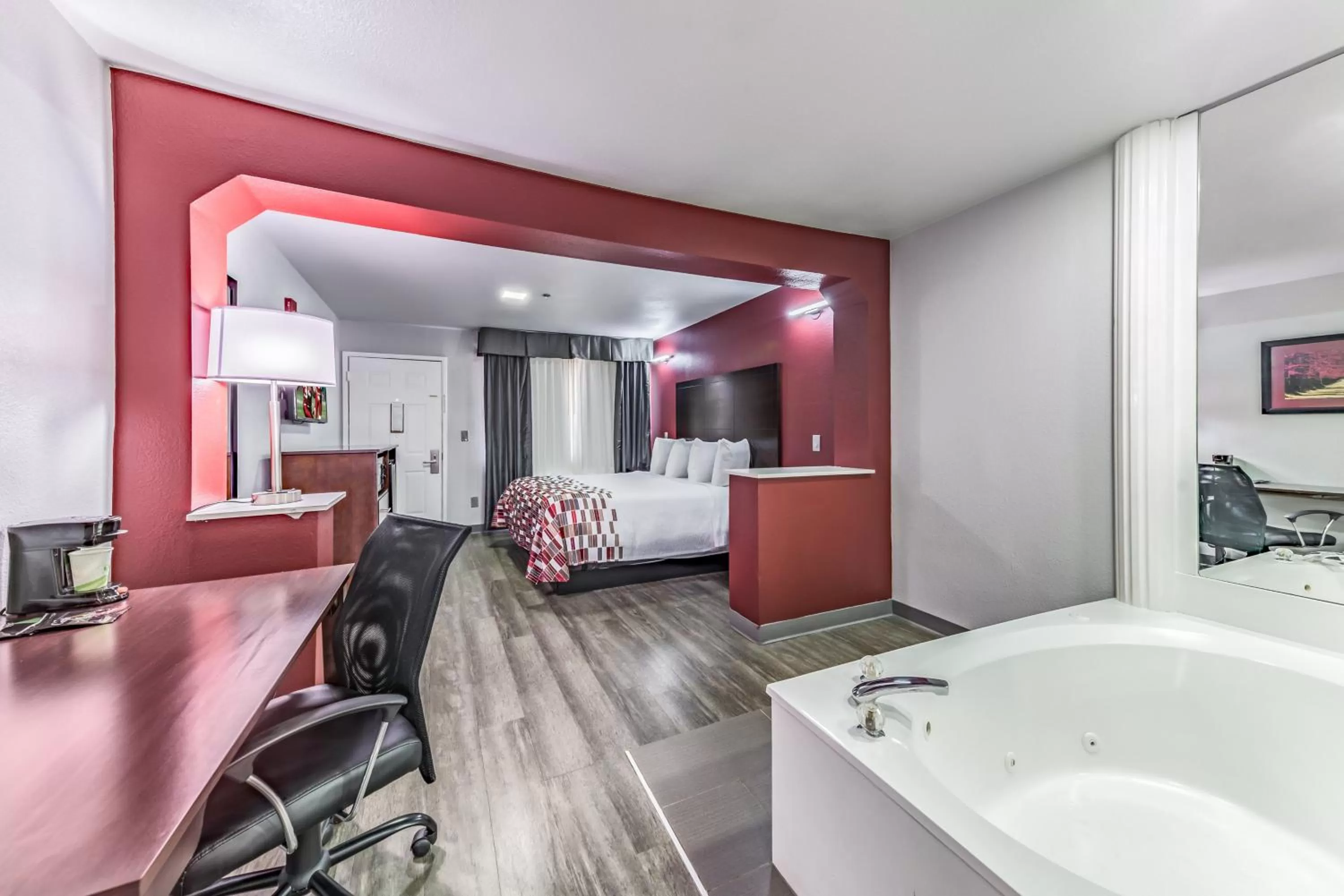 Bedroom, Bed in Red Roof Inn Dallas - Mesquite Fair Park NE