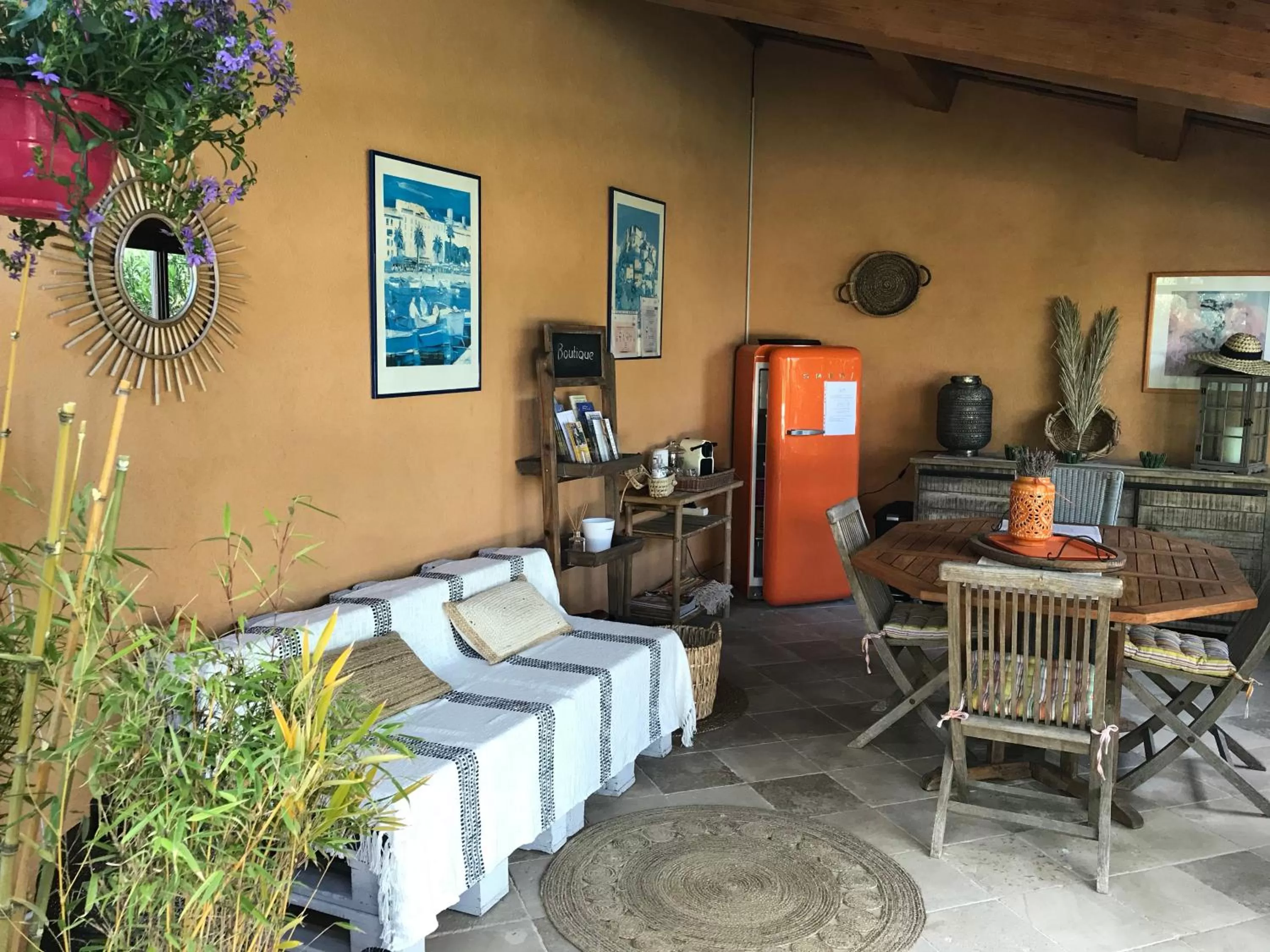 Decorative detail in Mas de l'Olivette