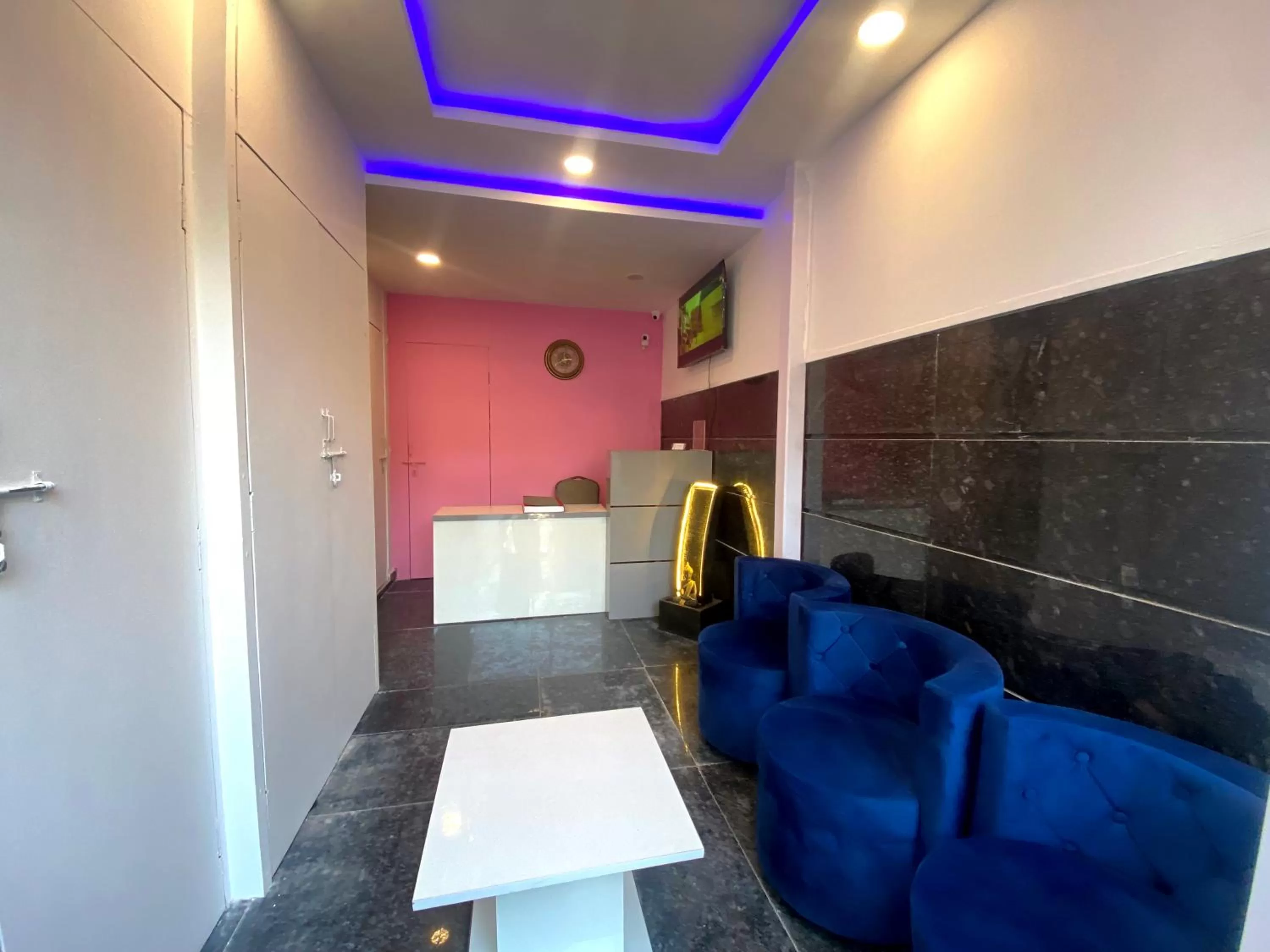 Lobby or reception in The Metro Stay By F9 Hotels-Near Sector 18 Metro Station Noida