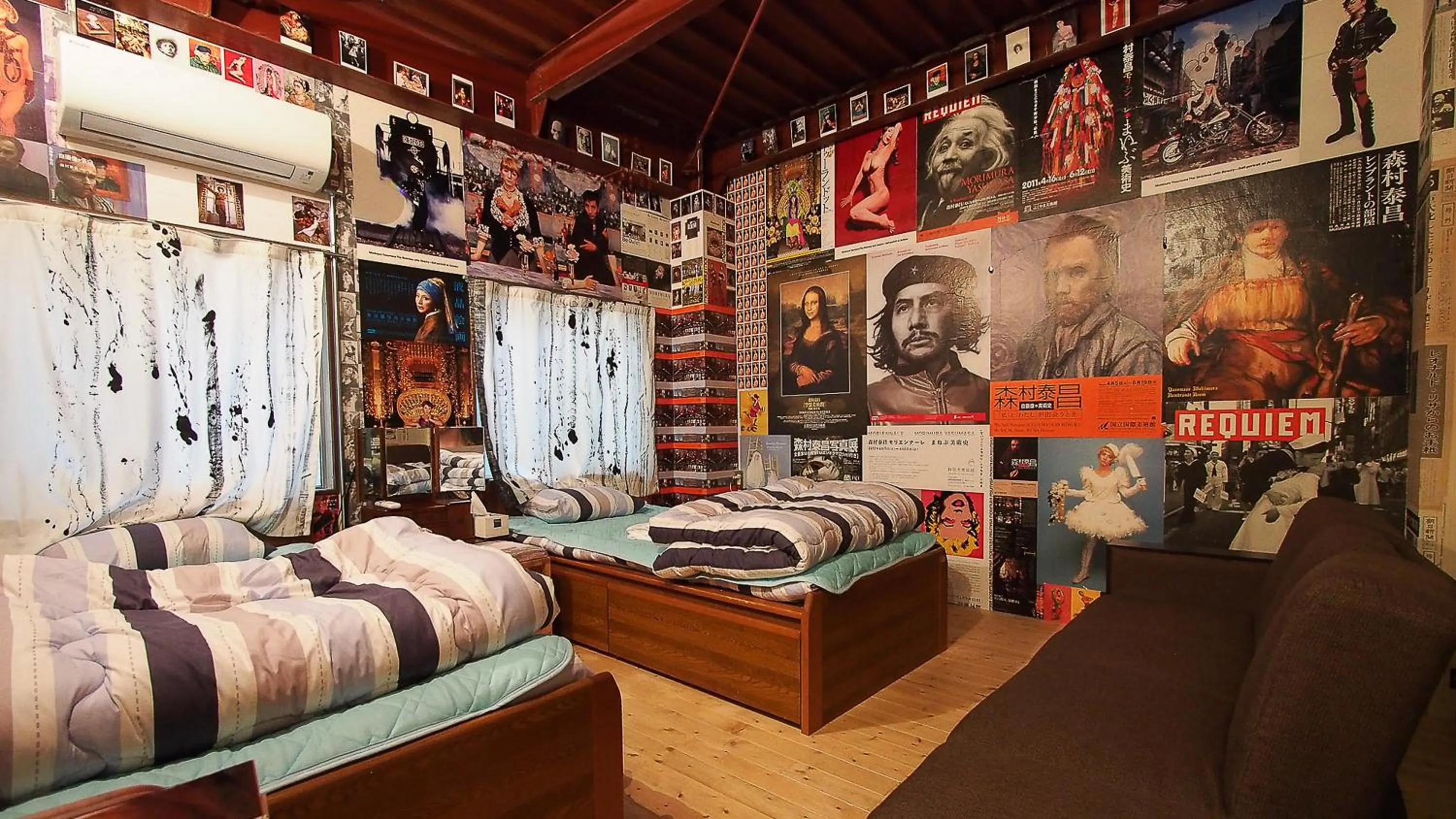 Bed in Kamagasaki University of the Arts Cafe Garden Guest House aka Cocoroom