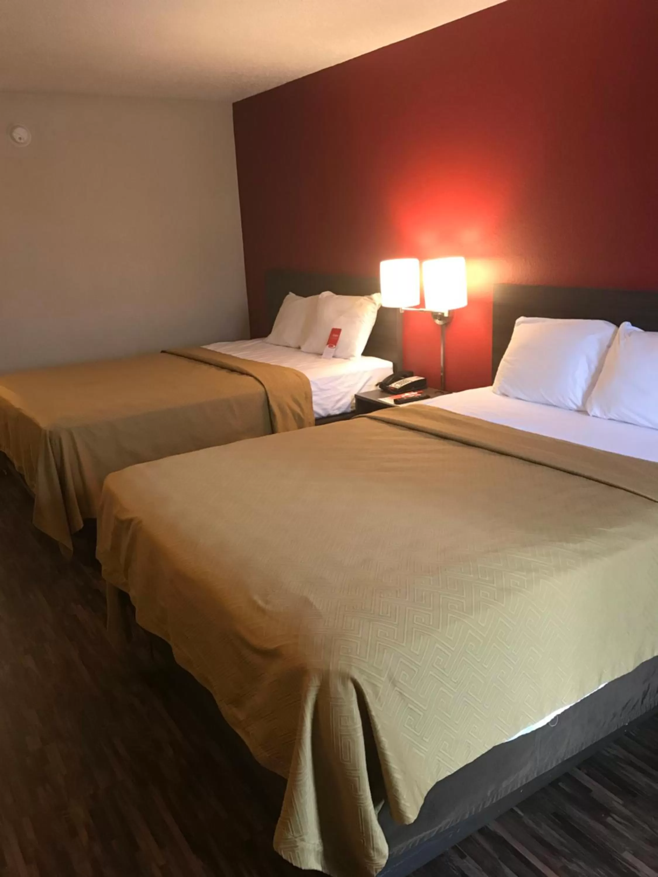 Bed in Econo Lodge Mifflintown