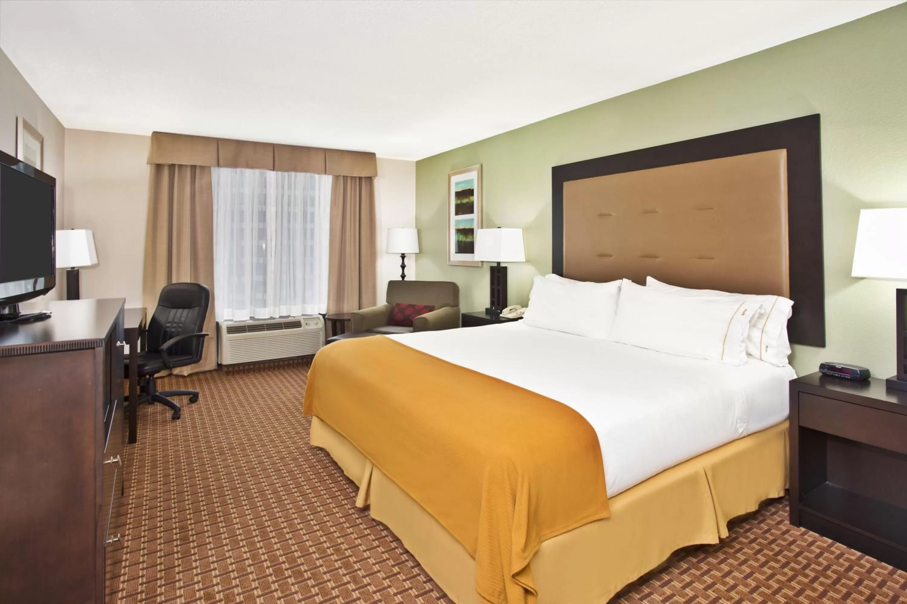 Photo of the whole room, Bed in Holiday Inn Express Hotel and Suites Harrington - Dover Area by IHG