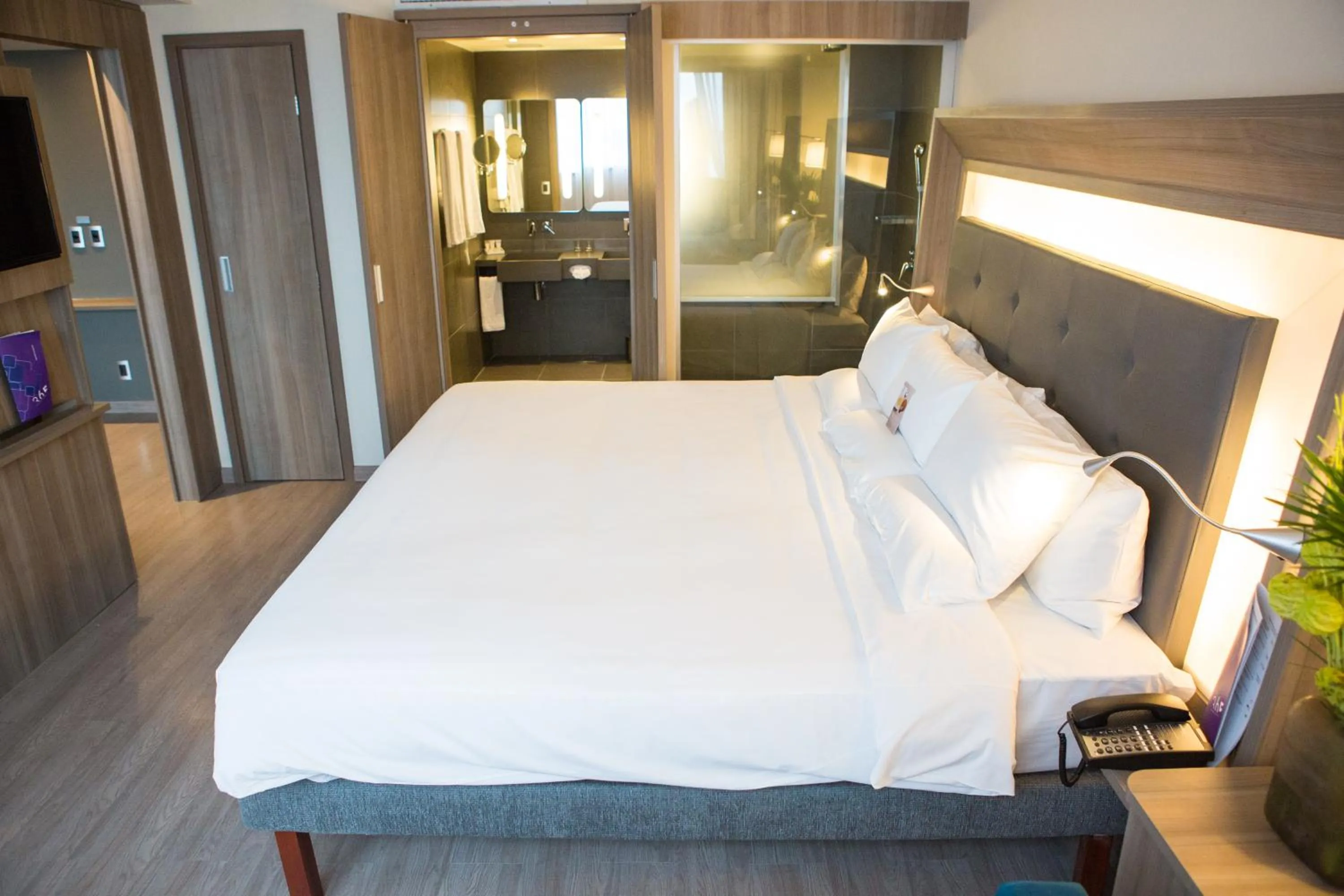 Bathroom, Bed in Novotel RJ Porto Atlantico