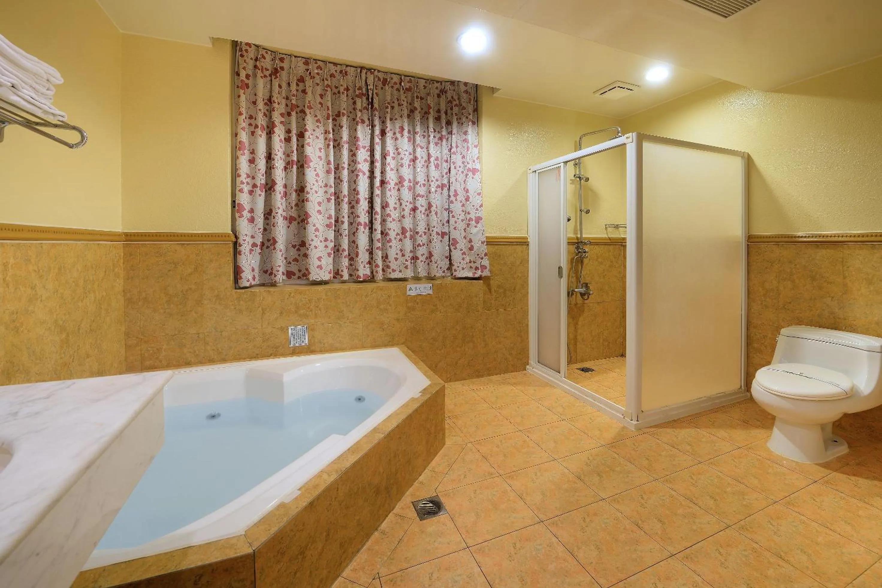 Bathroom in Holland Village Motel