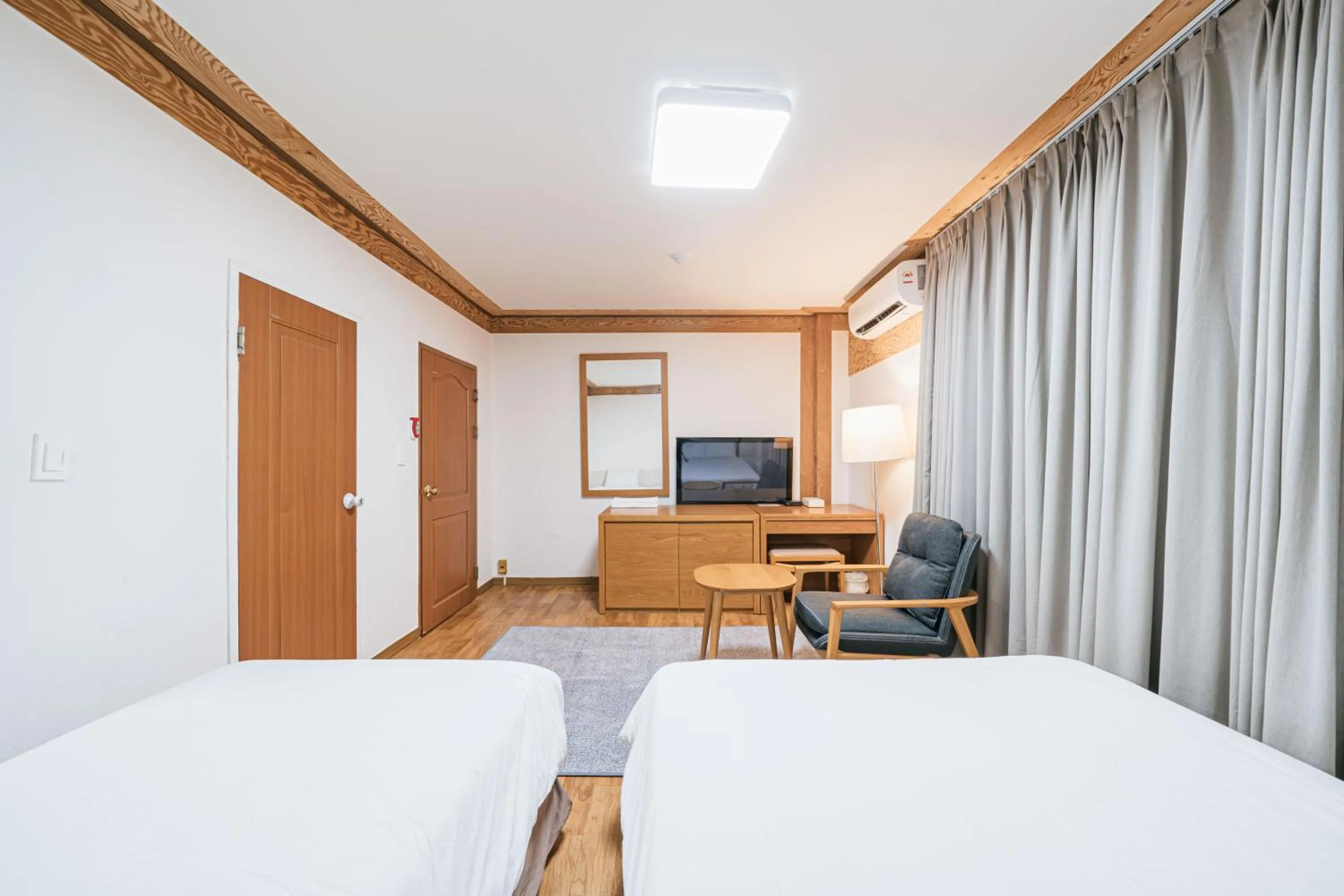 TV/Entertainment Center in Miju Hotel