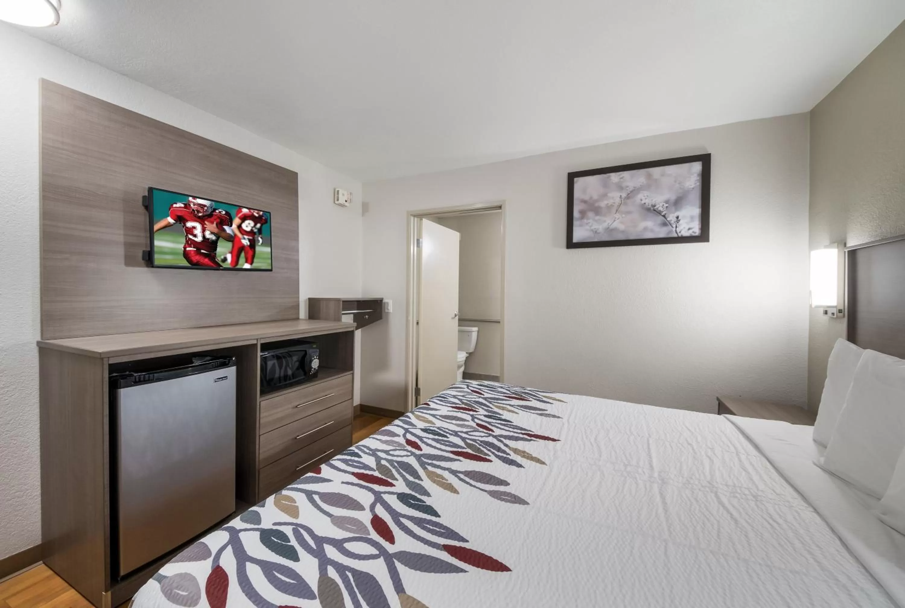 Photo of the whole room, Bed in Red Roof Inn San Antonio E - Frost Bank Center