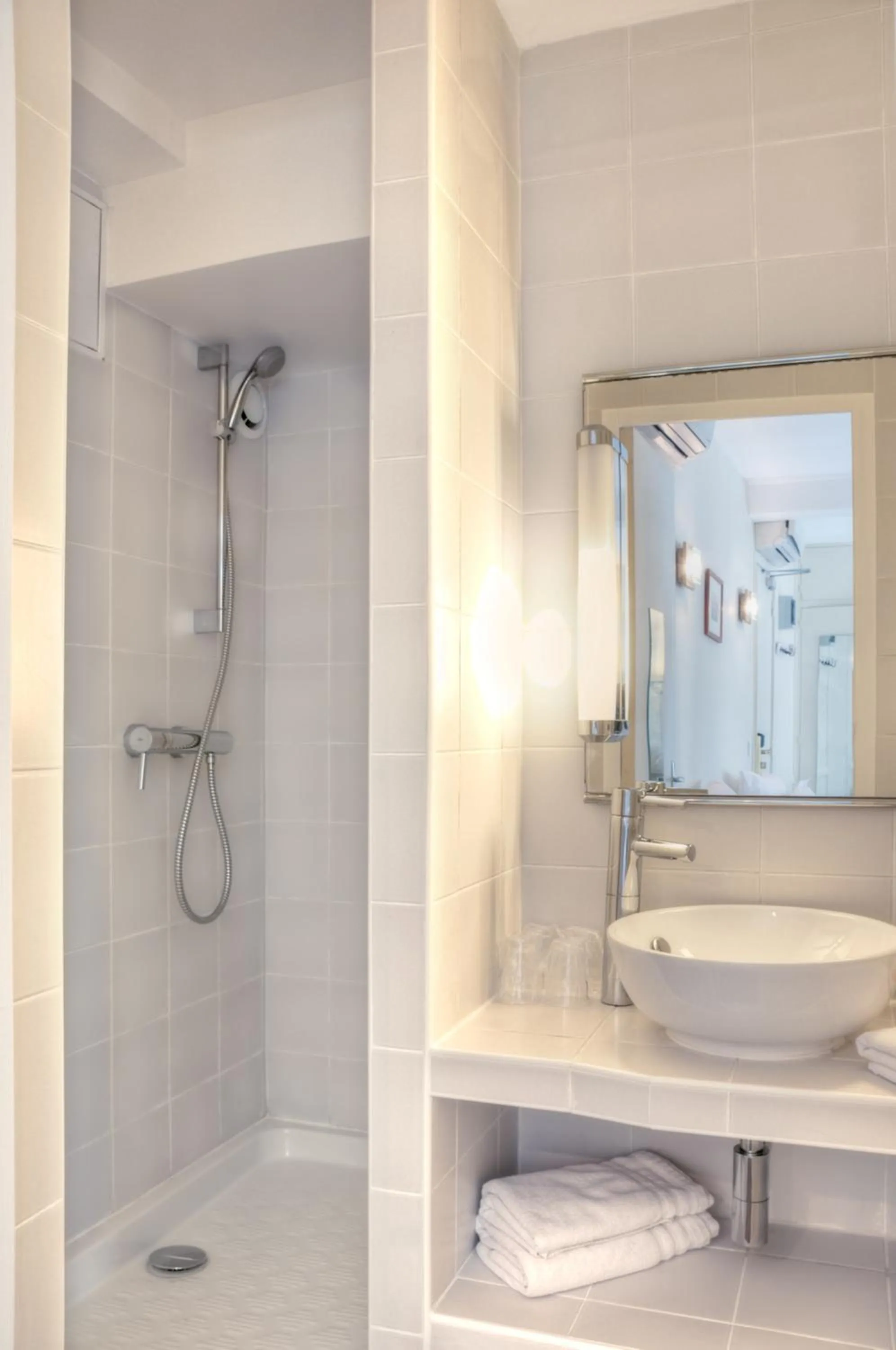 Bathroom in Hôtel de la Motte Picquet