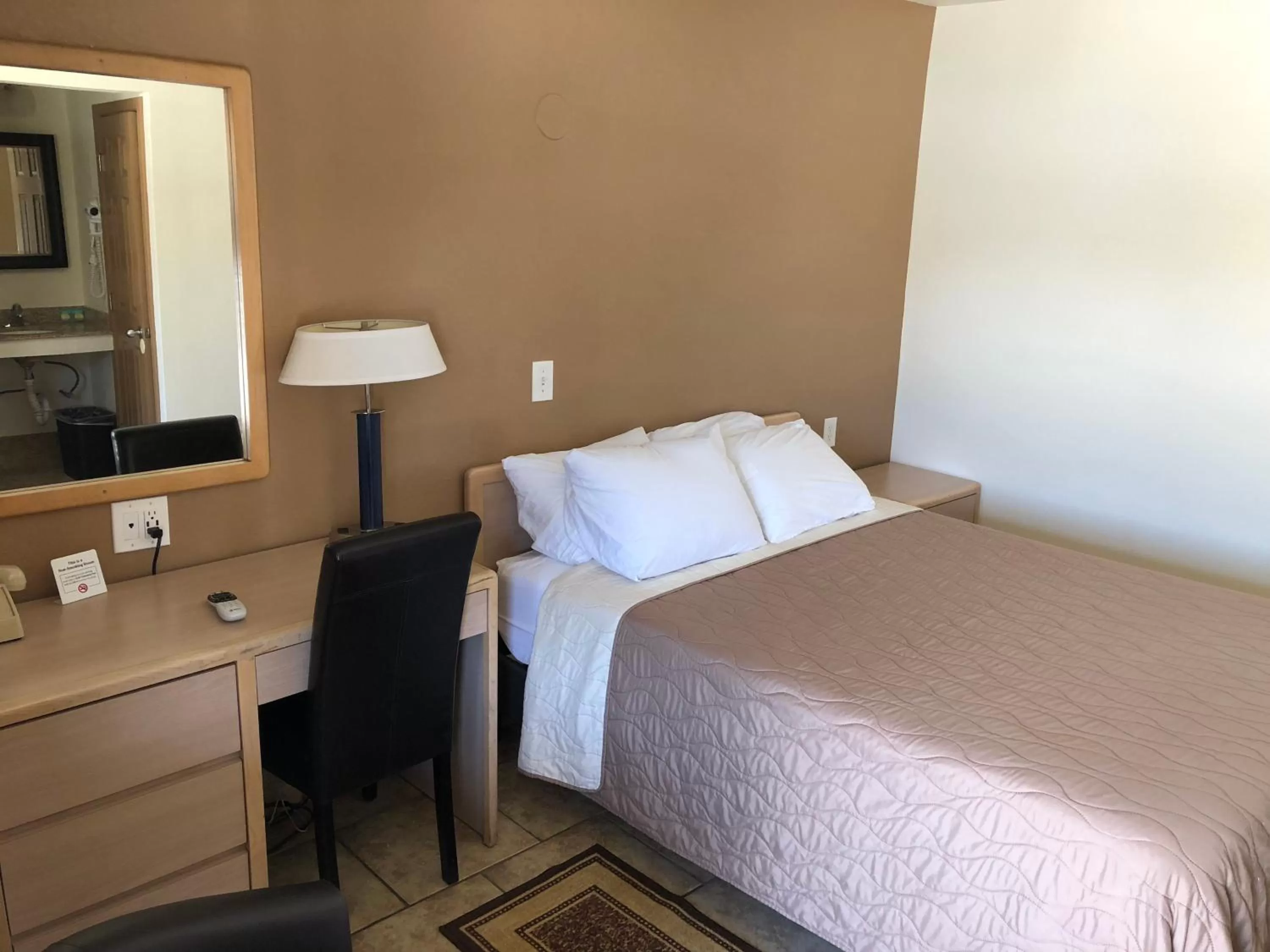 Bed in Toppers Motel