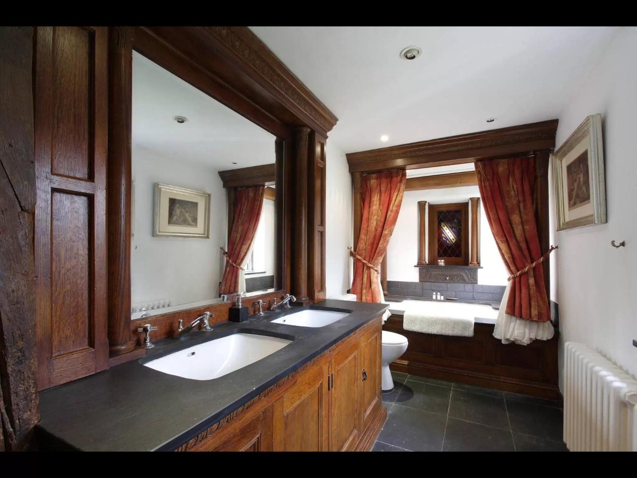 Bathroom, Bed in B&B Harlington Manor